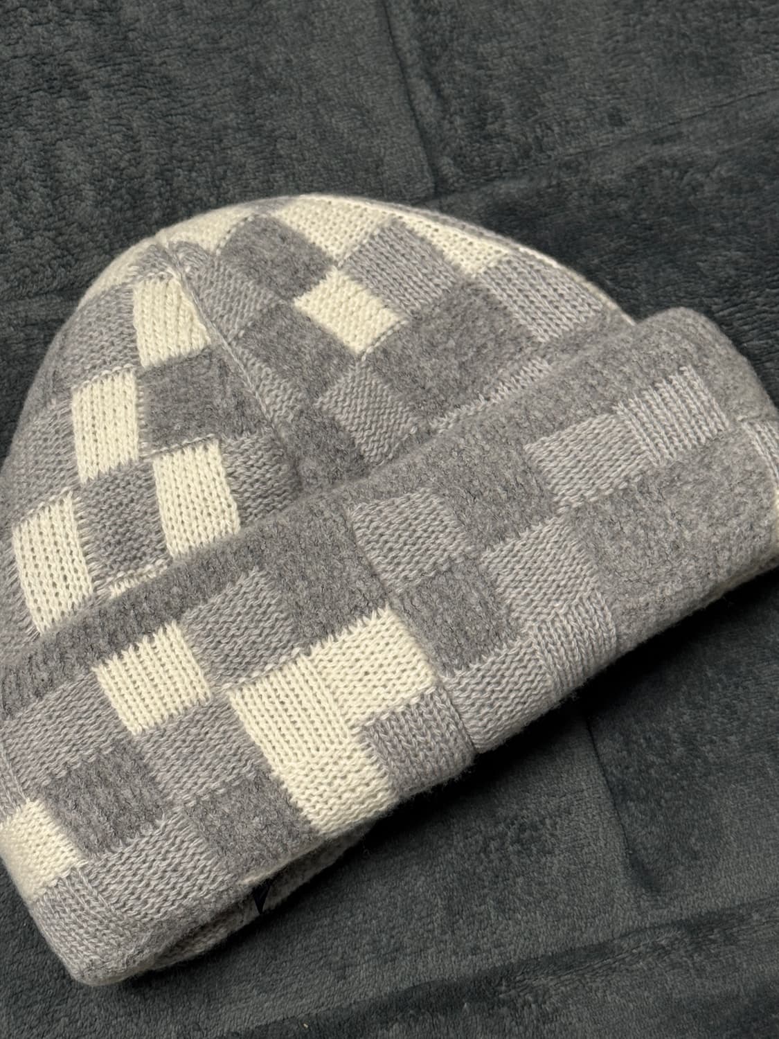 [OS] 루이비통 LV 크러시 다모플라주 펄 비니 라이트 그레이 상품이미지3