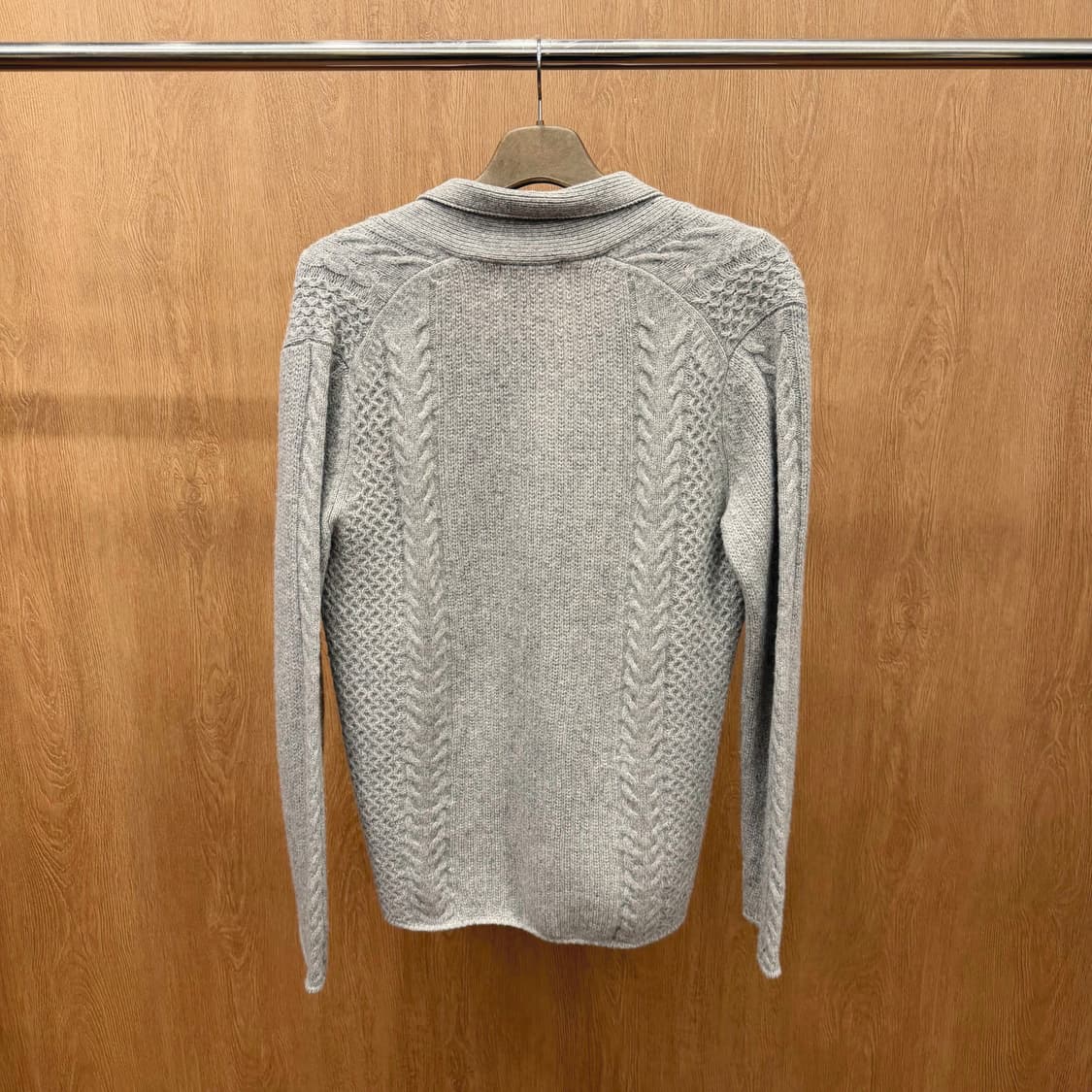 도나카란 뉴욕 긴팔 가디건 꽈배기 물결 짜임 디테일 라이트 그레이 상품이미지3