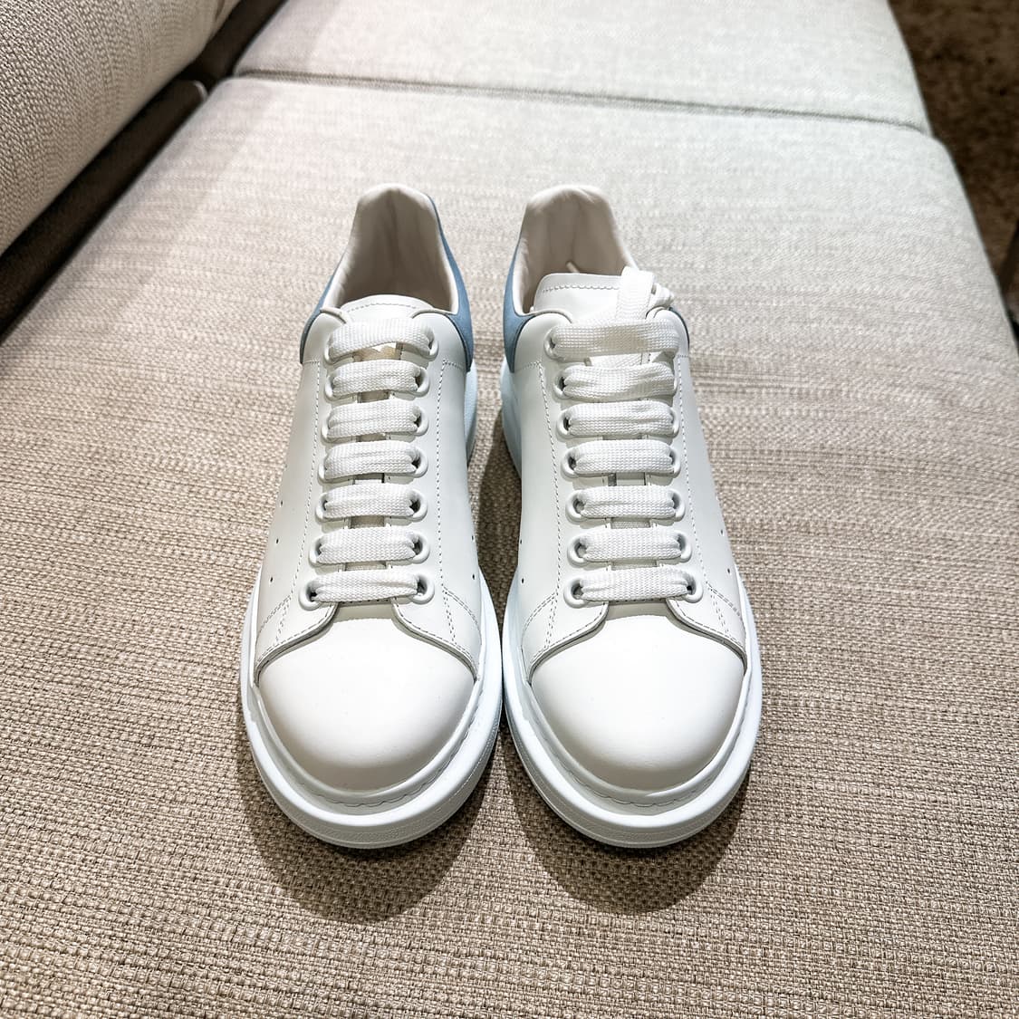 알렉산더 맥퀸 여성 베이지 오버솔 스니커즈 상품이미지1