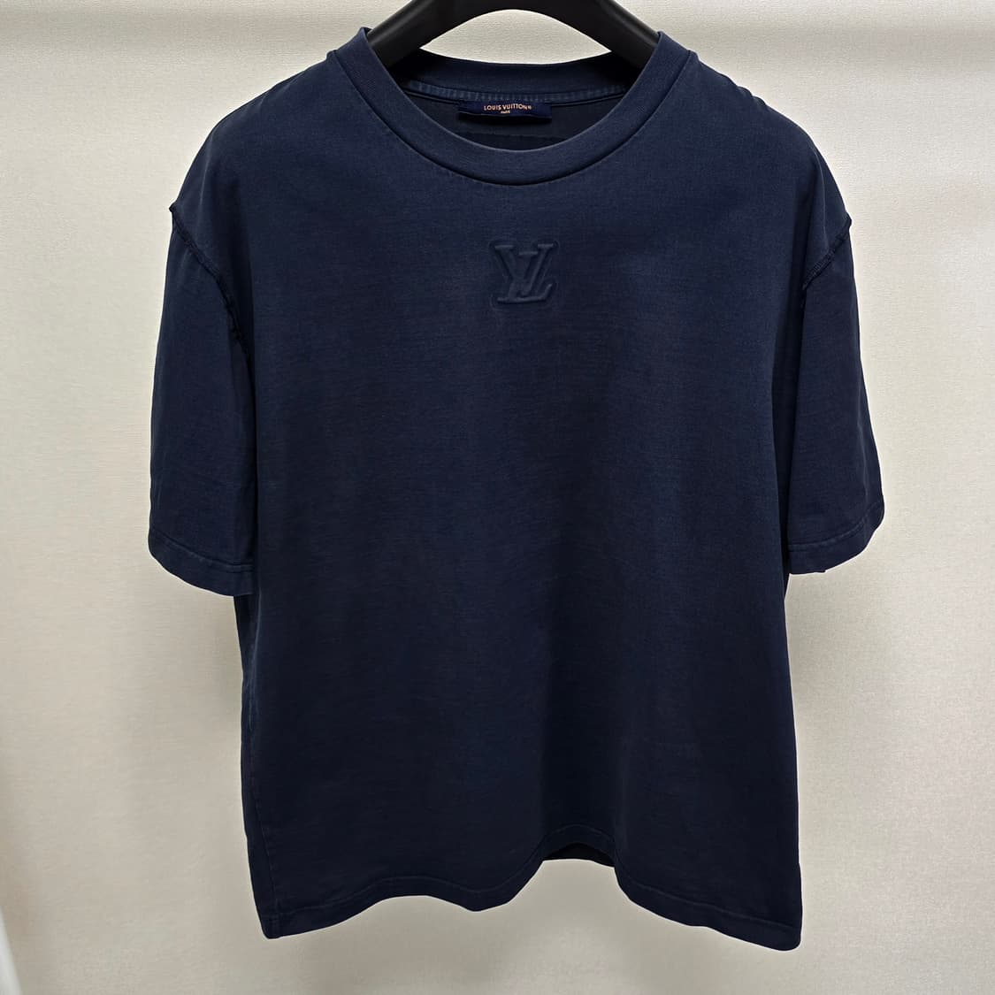루이비통 엠보스드 LV 로고 반팔 티셔츠 xxl사이즈 판매 상품이미지1