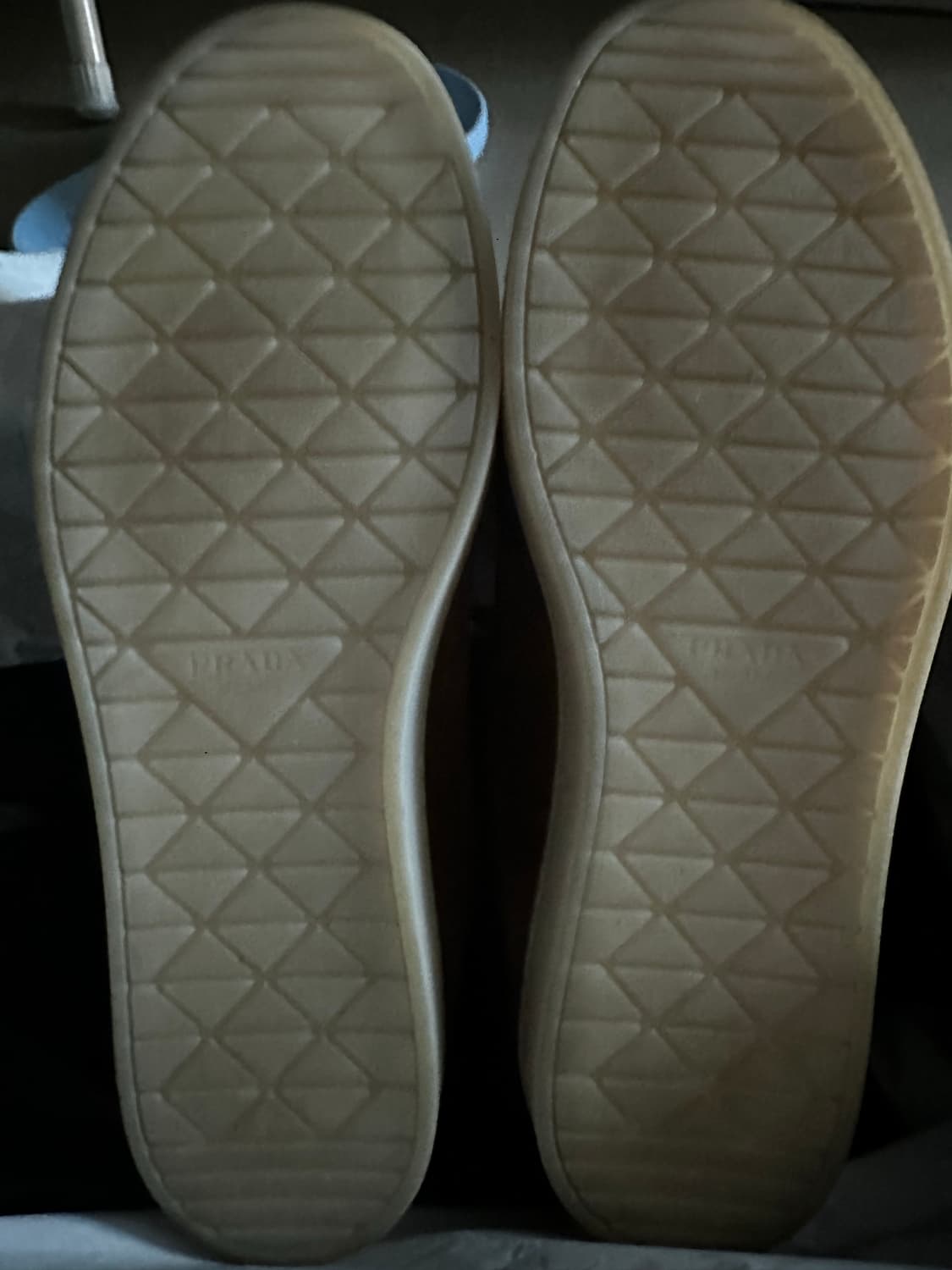 프라다 삼각플레이트 스니커즈 브라운 판매 상품이미지4