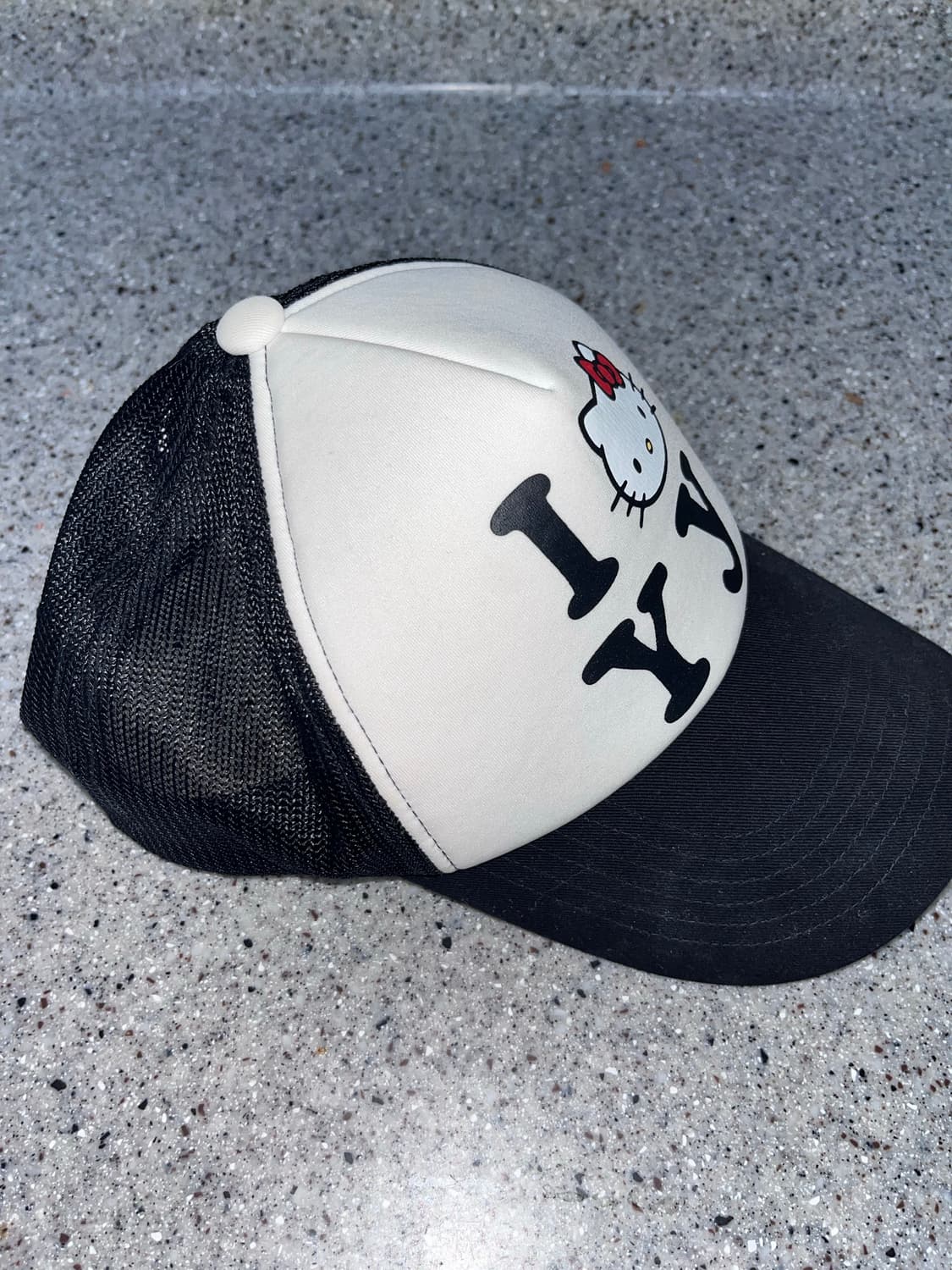 [무료배송 / 크림에서_158,000] 오픈 Yy x 헬로 키티 트러커캡 상품이미지4