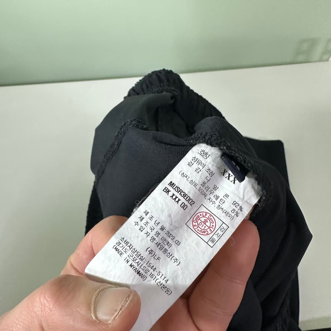 95 M 헤지스 블랙 슬림레귤러핏 기본로고 밴딩 나일론팬츠 상품이미지3