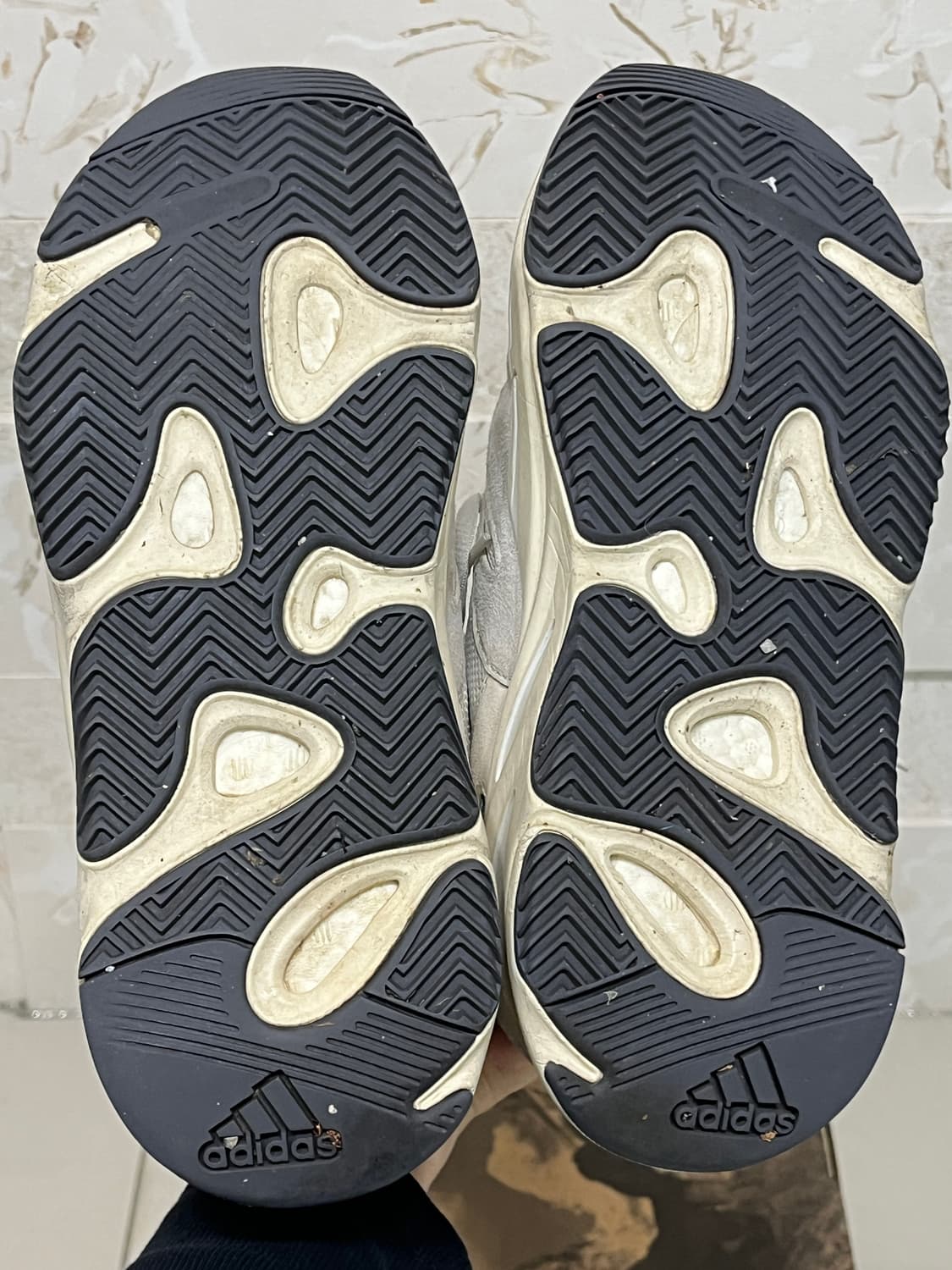 275) 이지부스트 700 아날로그 상품이미지4