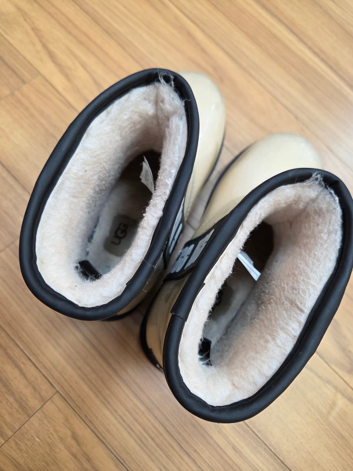 UGG 어그 클리어 부츠 베이지 색상 230mm 입니다. 독특한 디자인이 상품이미지5