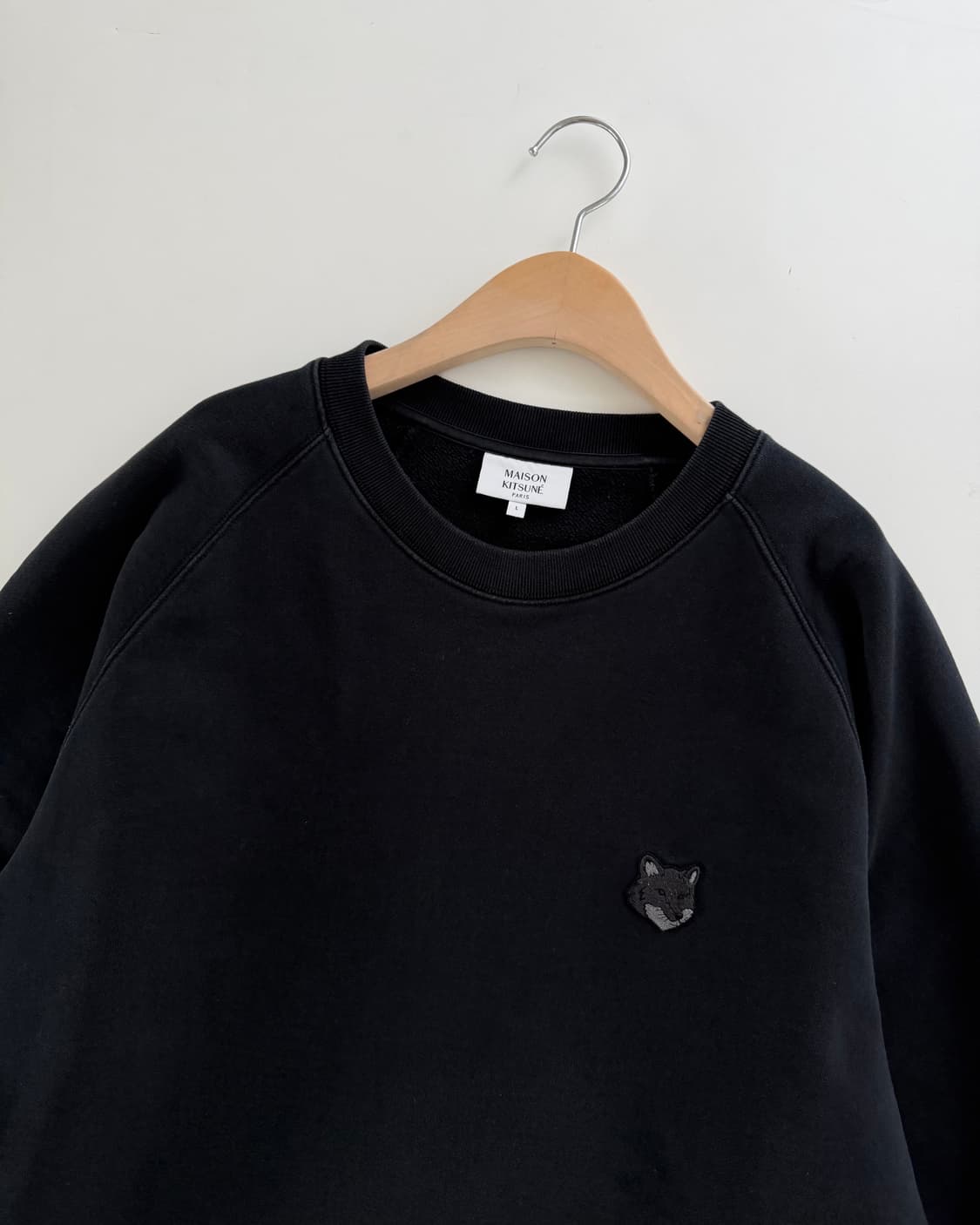 Maison Kitsune 메종키츠네 2024‘ 폭스패치 블랙 맨투맨 상품이미지4