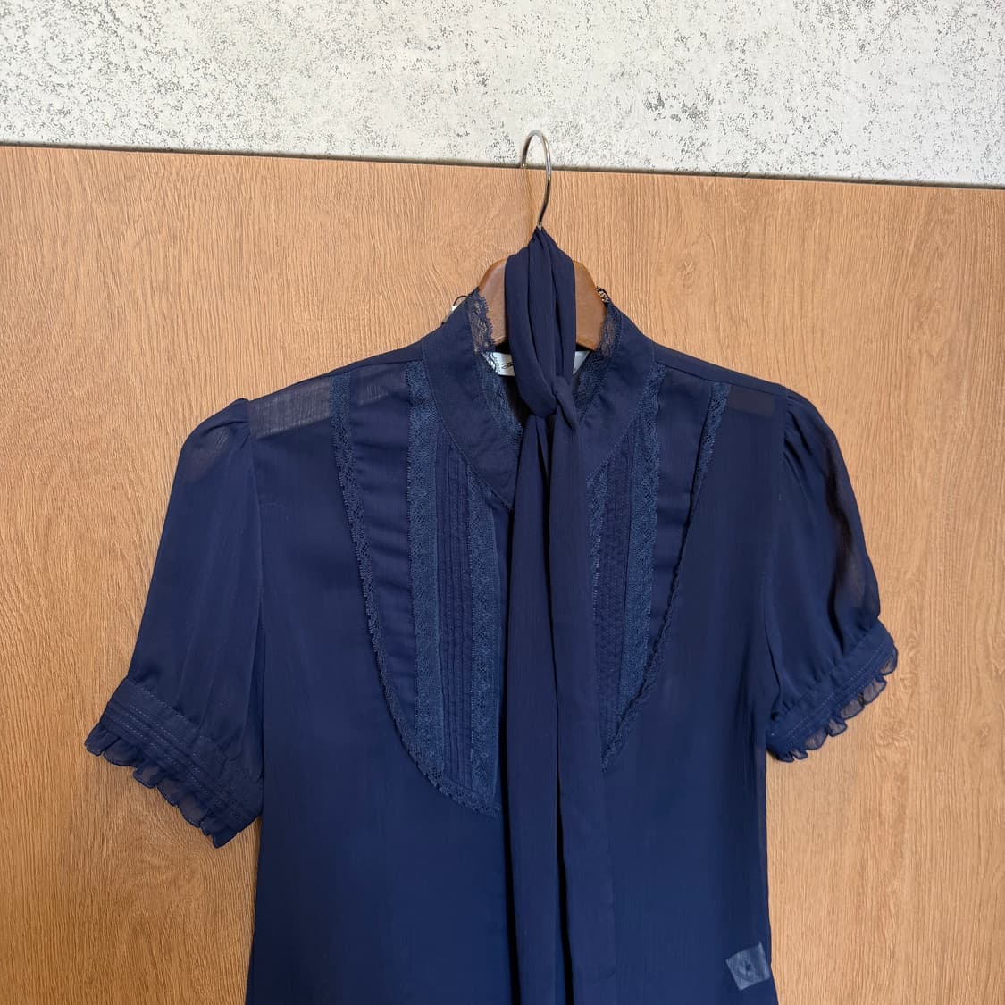 빈티지 반팔 블라우스 레이스 핀턱 타이넥 퍼프 소매 디테일 네이비 상품이미지3