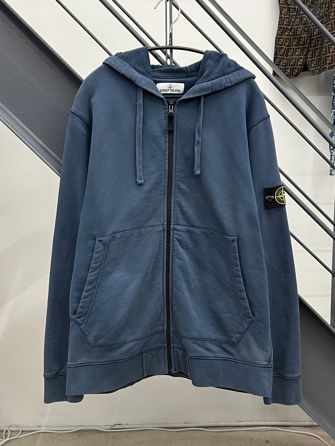 스톤아일랜드 와펜 애쉬블루 후드집업 상품이미지1