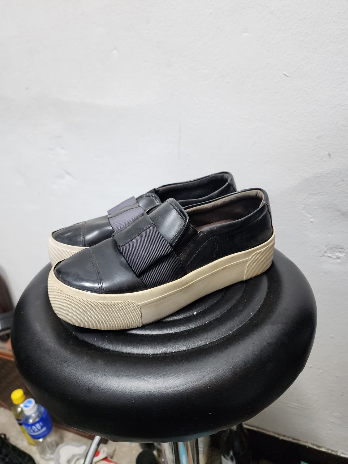 DKNY 통굽 가죽 슬립온 상품이미지1