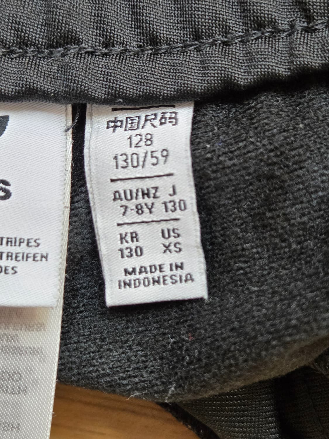 아디다스 아디브레이크 트랙 팬츠 130사이즈입니다. 블랙 색상에 흰색 삼 상품이미지5