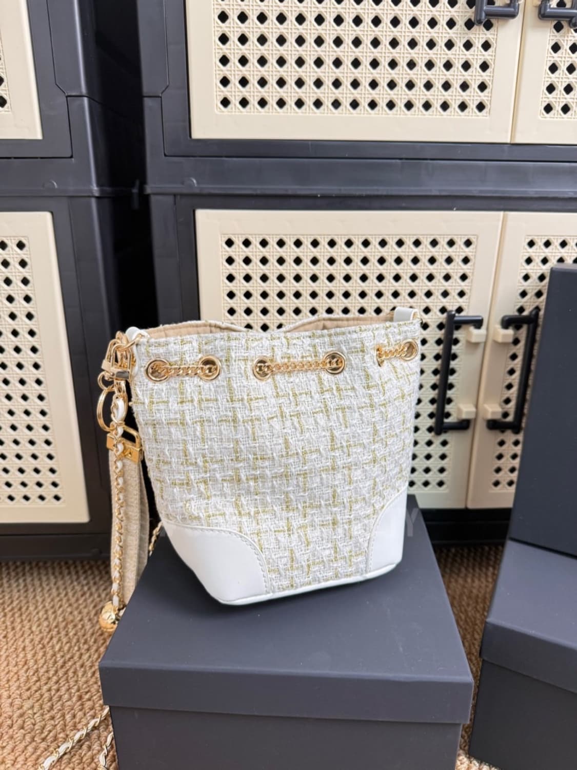 샤넬 홀리데이 화이트 트위드 골드 버킷백 무료배송 상품이미지6