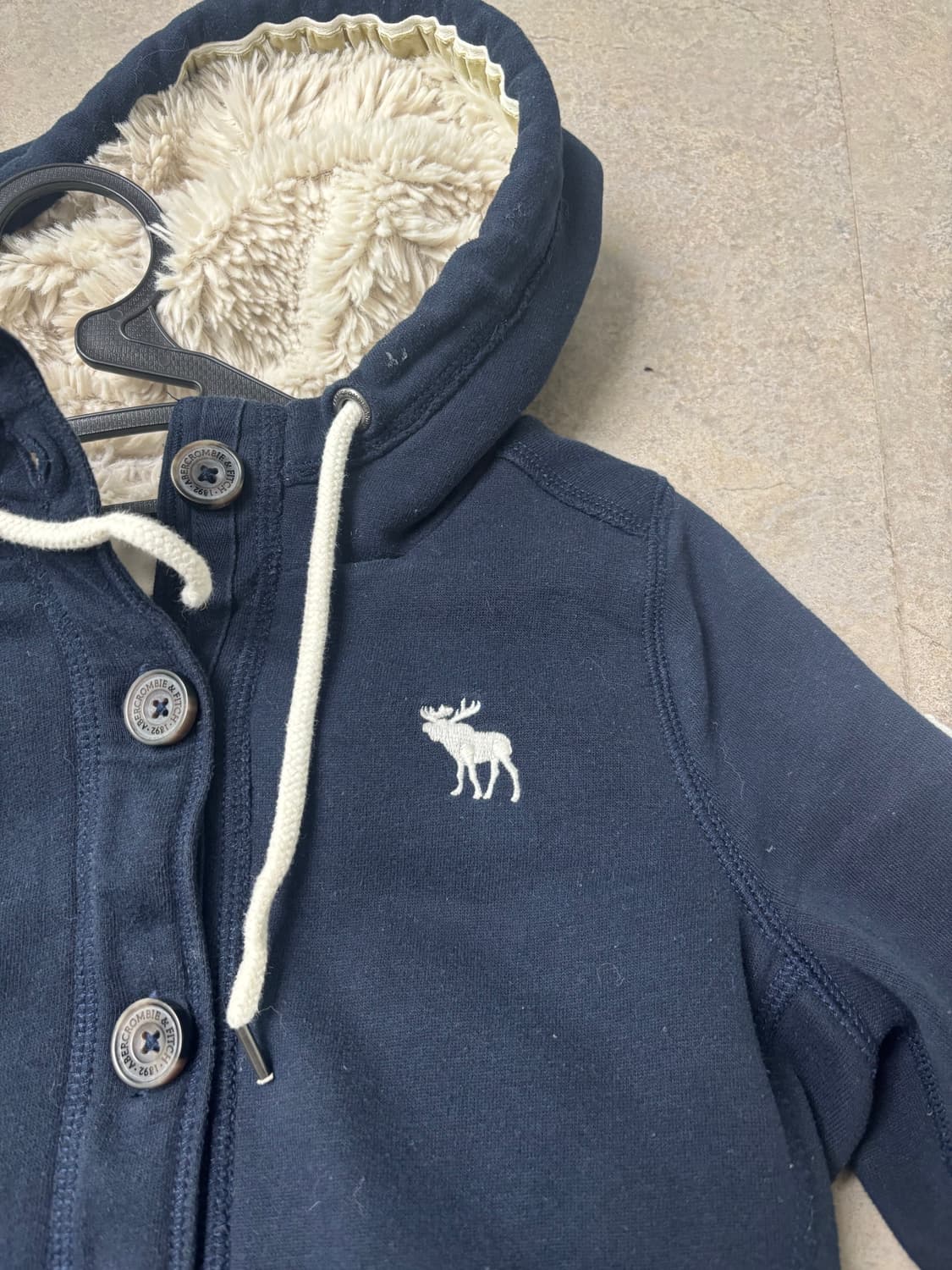 아베크롬비 순록 로고 네이비 버튼 후드집업 양털 안감 딱붙핏 상품이미지2