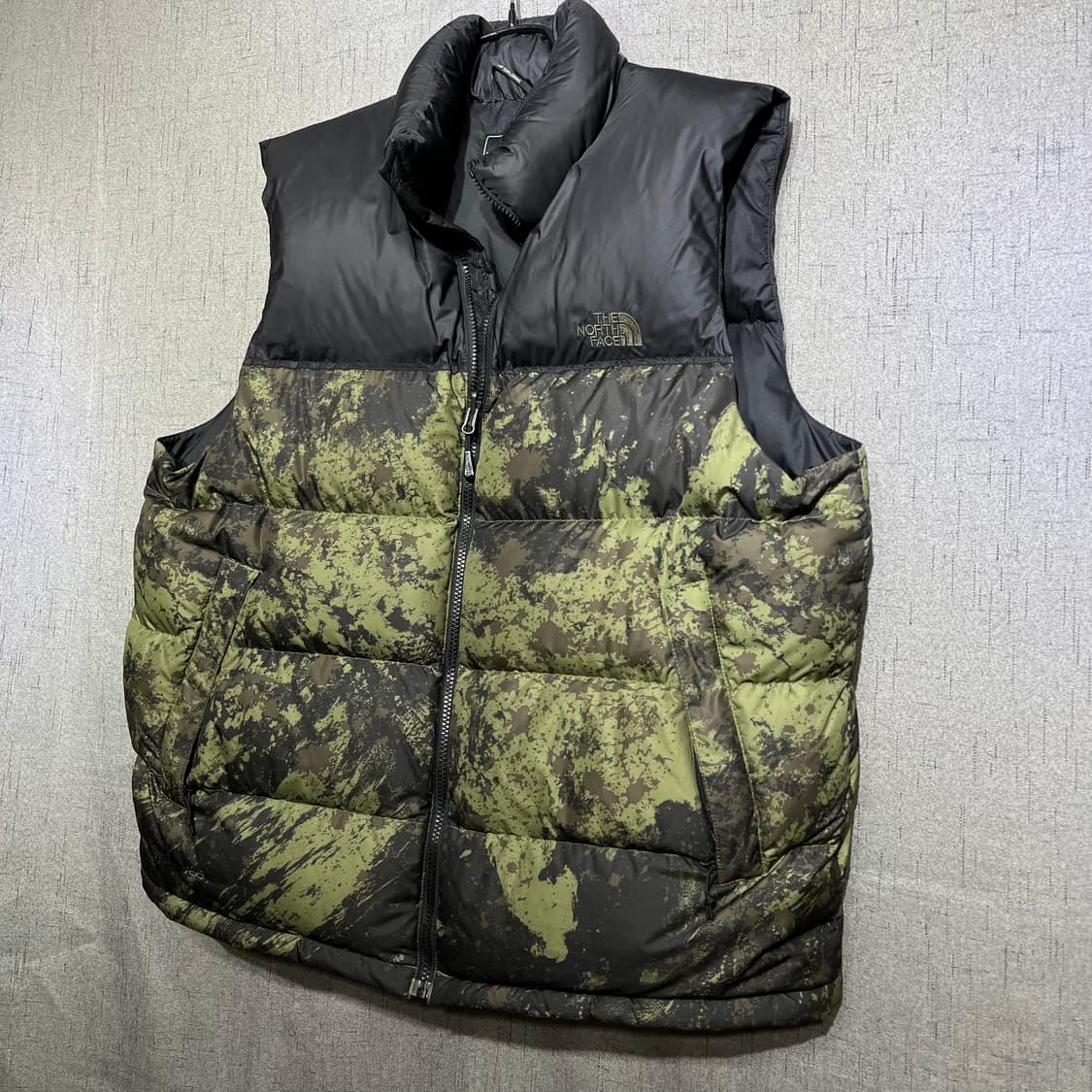 [XL] 노스페이스 눕시 700 다운 베스트 (그린 카모/스플래터) 상품이미지2