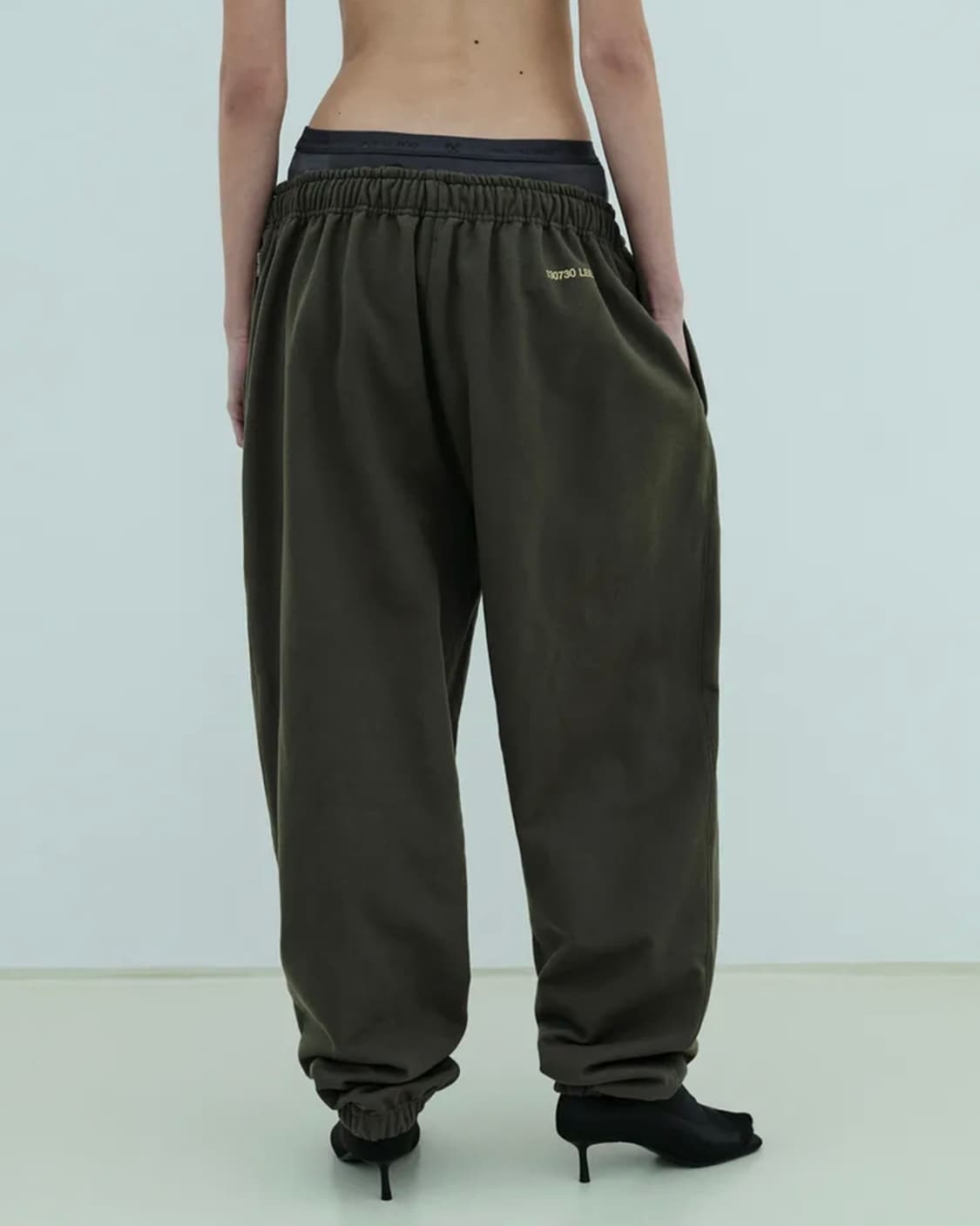 YEEL LEEY RUBBER LOGO JOGGER PANTS KHAKI 상품이미지3