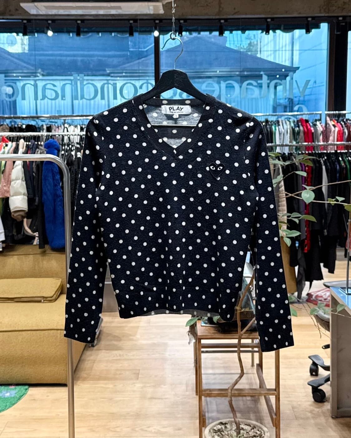 꼼데가르송 플레이 네이비 폴카 도트 브이넥 니트  상품이미지1