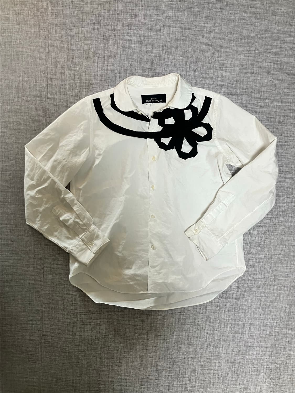 꼼데가르송트리콧 아방가르드 플라워코사지 라운드넥셔츠 상품이미지1