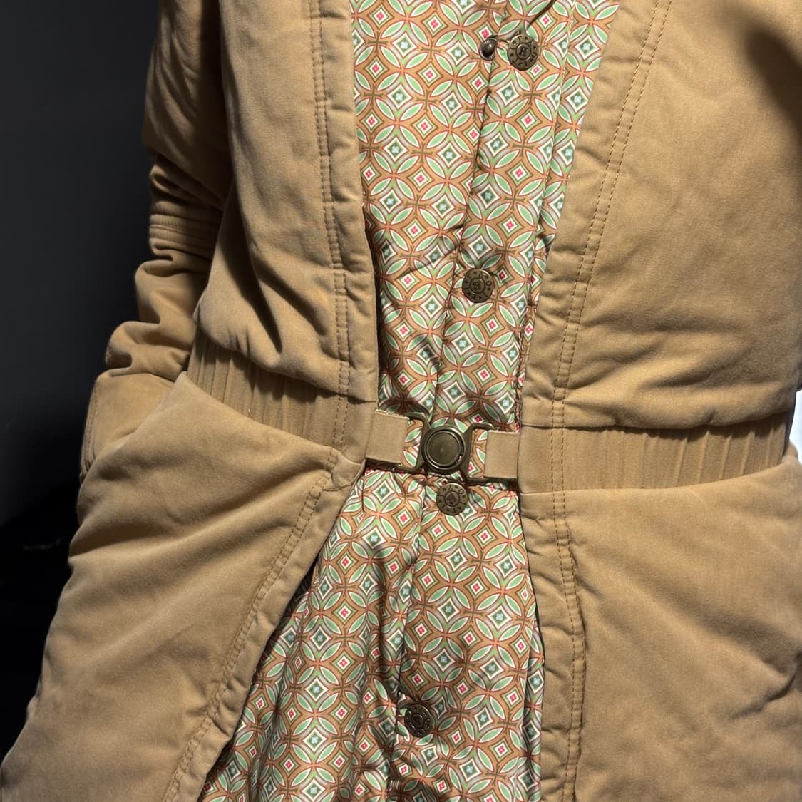 OILILY 오일릴리 베이지 엘레강스 패턴 암로고 이너플리스 후드 야상  상품이미지2