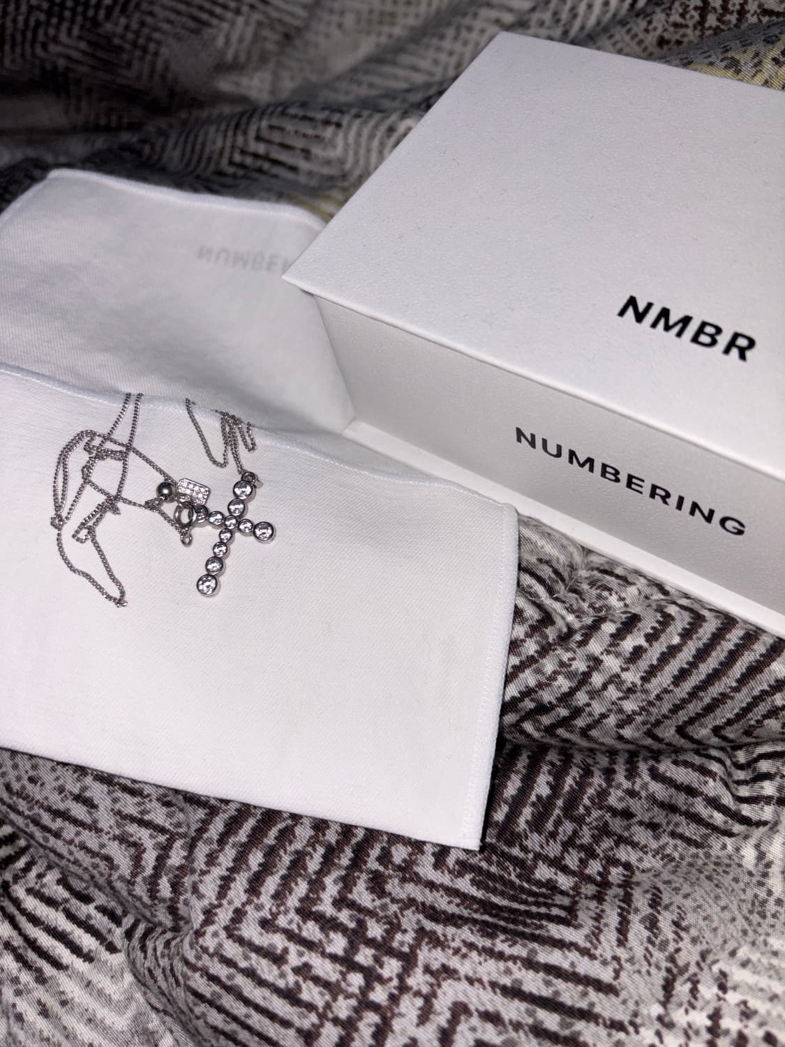 넘버링 RoundBrilliantGradientCross Necklace 상품이미지1