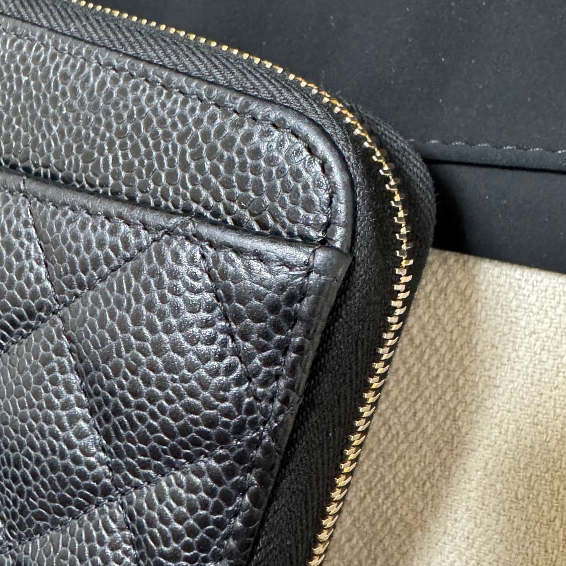 샤넬 클래식 캐비어 지퍼 장지갑 금장 내장칩 상품이미지5