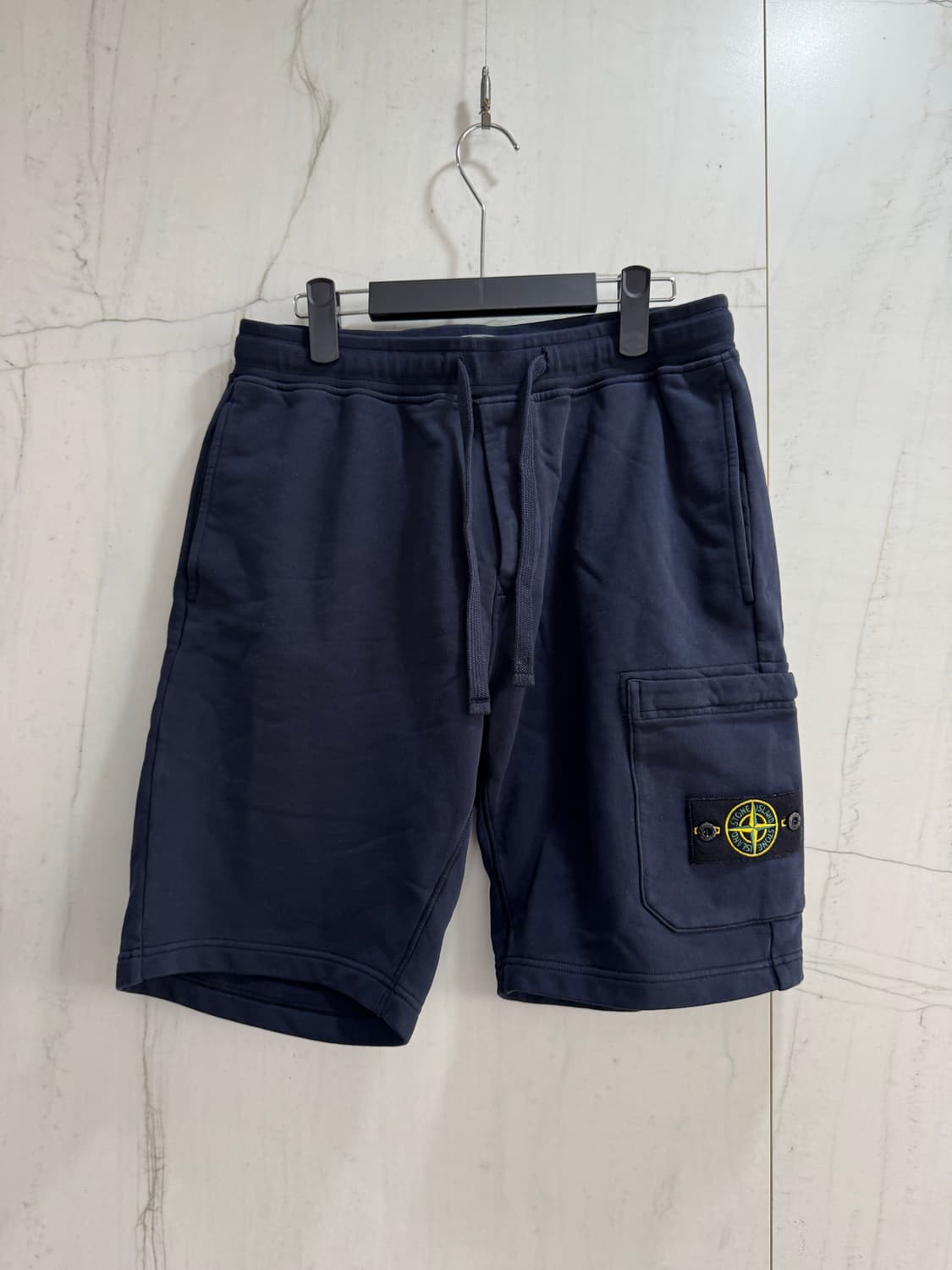 STONE ISLAND 카고 패치 스웻 반바지 상품이미지1