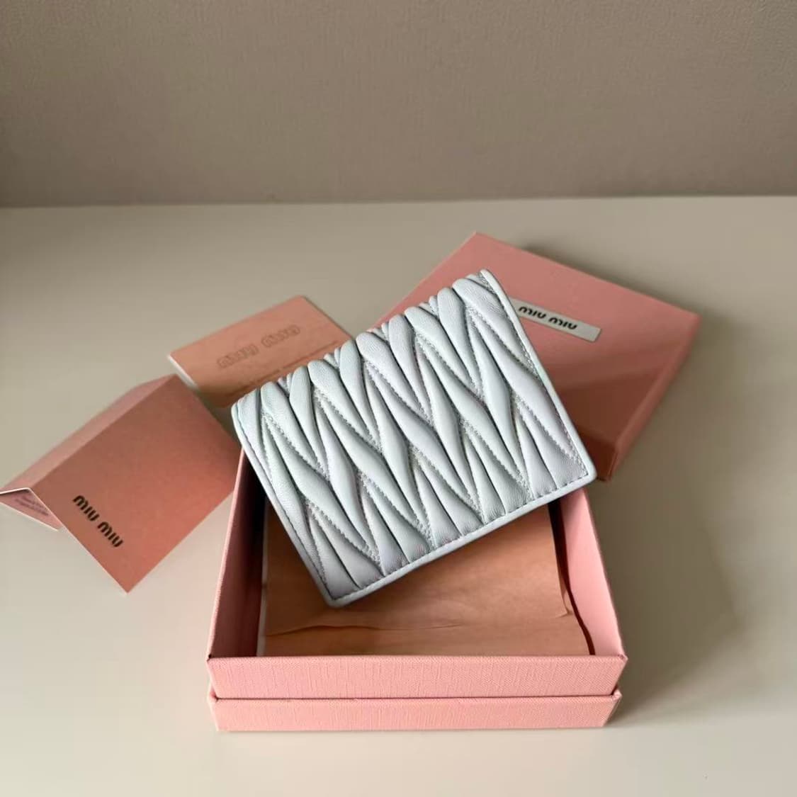 미우 미우 마테라쎄 나파 레더 카드 홀더 화이트 상품이미지3