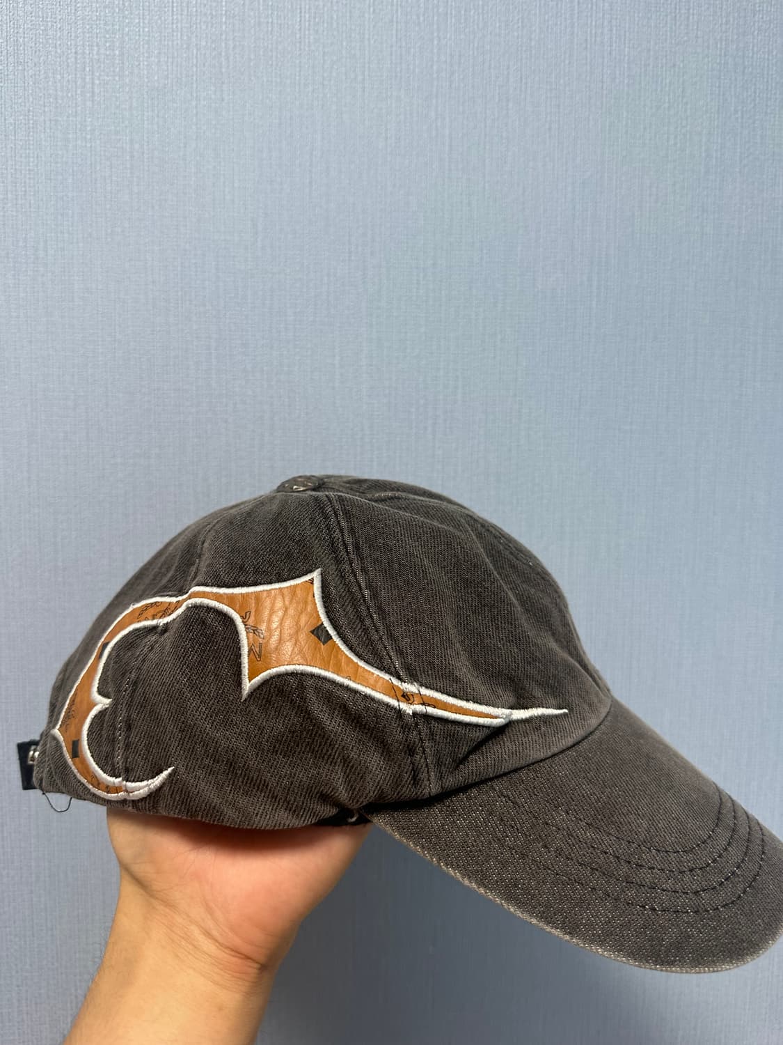 Thug club x MCM 트라이벌 레더 캡 (블랙) 판매합니다 상품이미지2