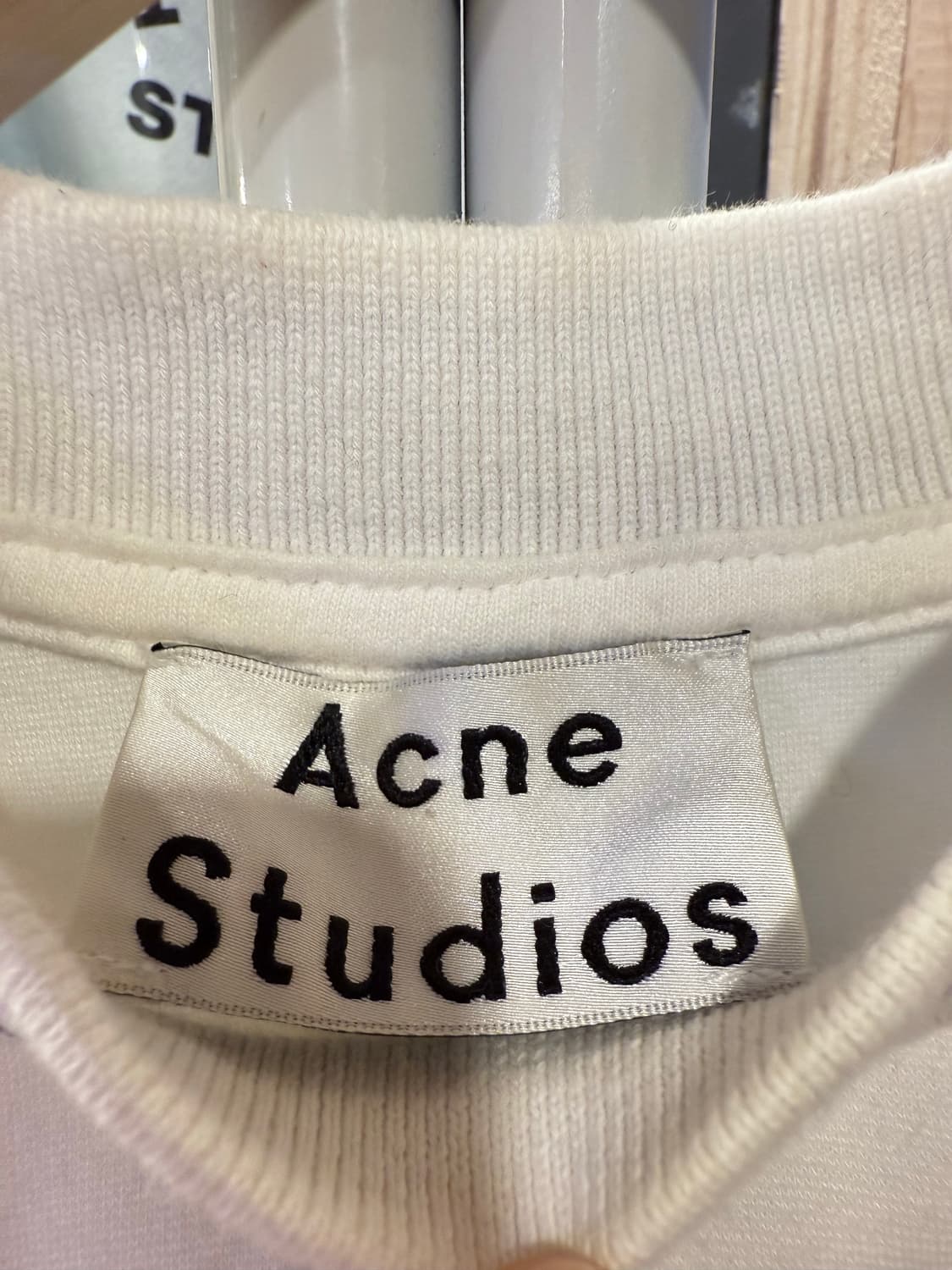 아크네 스튜디오 화이트 넥로고 반팔 티셔츠 상품이미지2