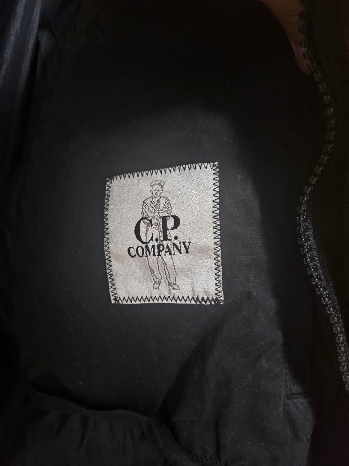 cp컴퍼니 가먼트다잉 블랙 패딩 s(95-100) 매장판 상품이미지6