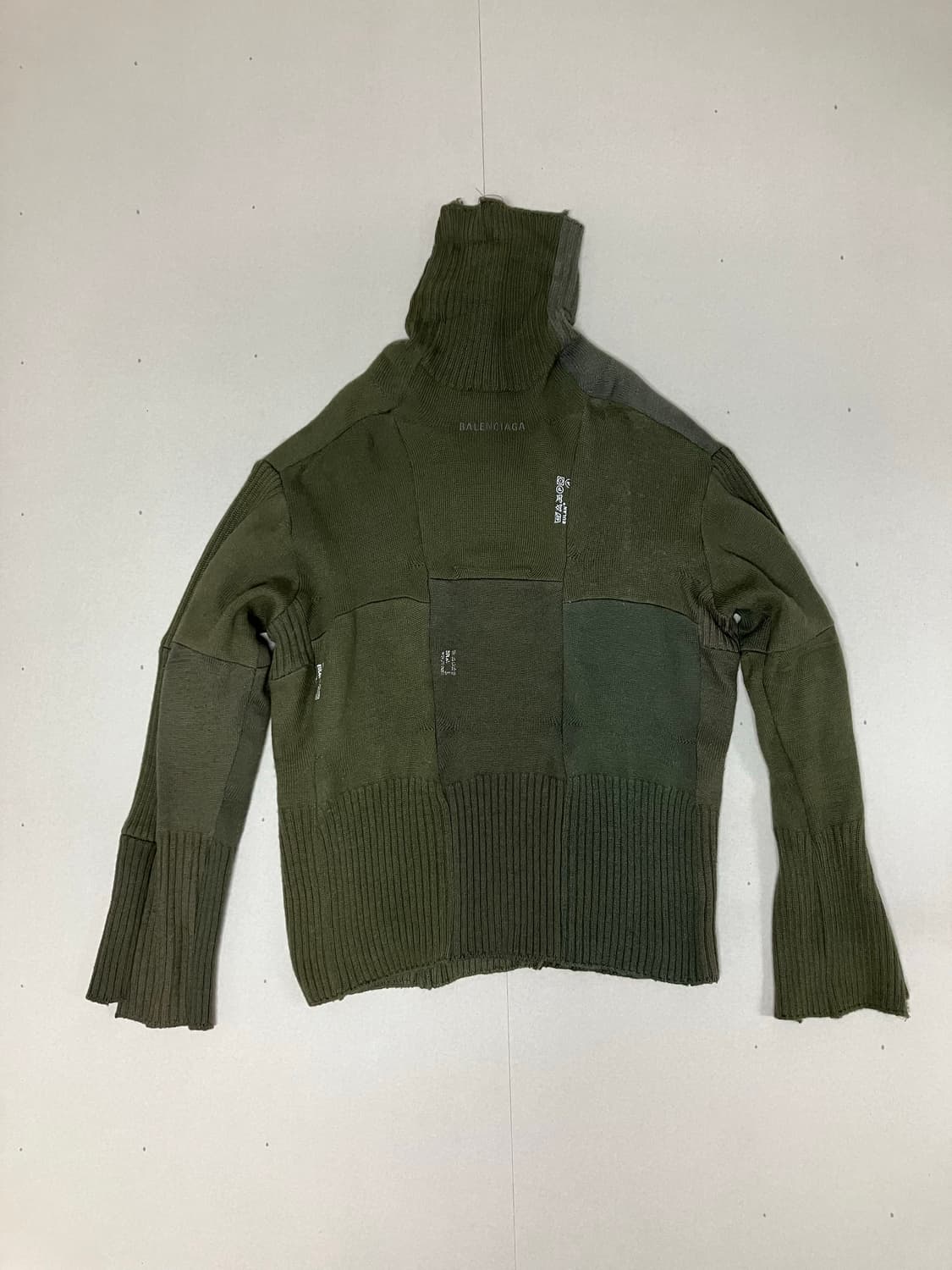 발렌시아가 업사이클 양말 스웨터 다크그린 L사이즈 상품이미지2