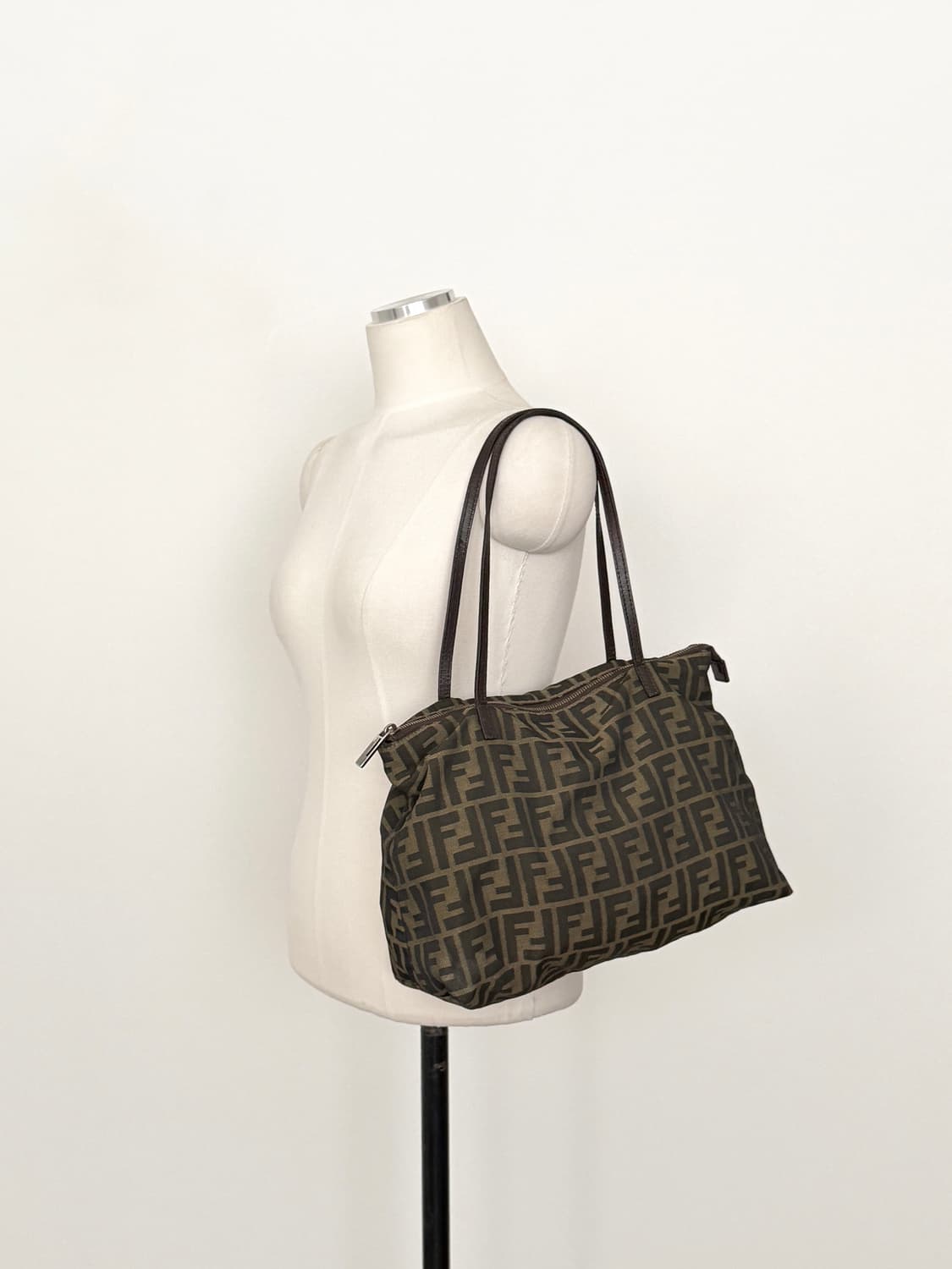 펜디 주카 자카드 숄더백 상품이미지2