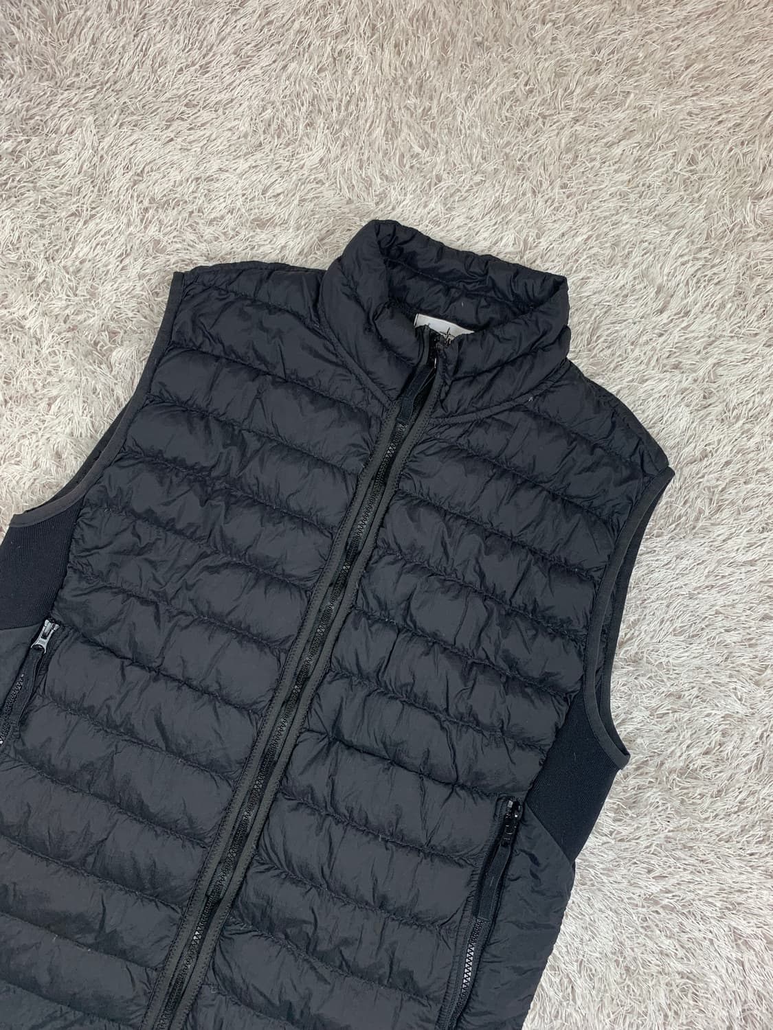 [XL] 정품 스톤아일랜드 가먼트 다이드 마이크로 얀 다운 베스트 블랙 상품이미지1