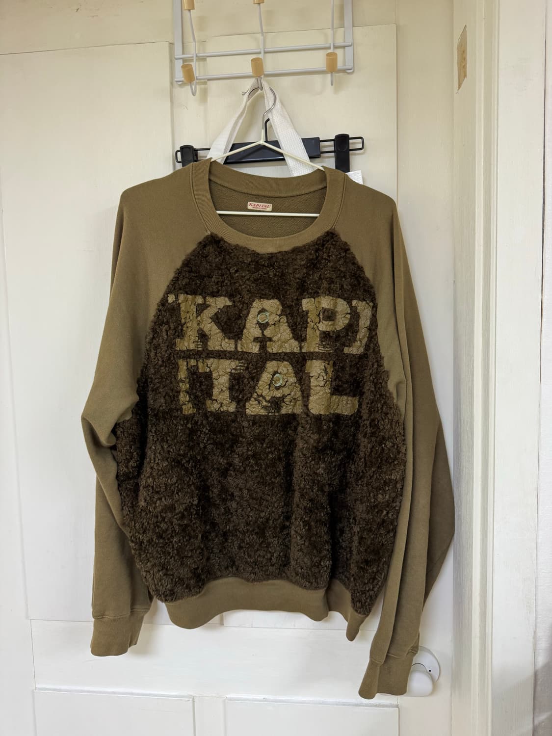 캐피탈 퍼 그리즐리 스웨트 맨투맨 카키 상품이미지1