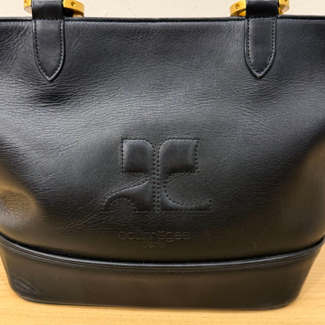 꾸레쥬 레더 토트백 빅 로고 엠보싱 골드 핸들 스트랩 파츠 디테일 블랙 상품이미지5