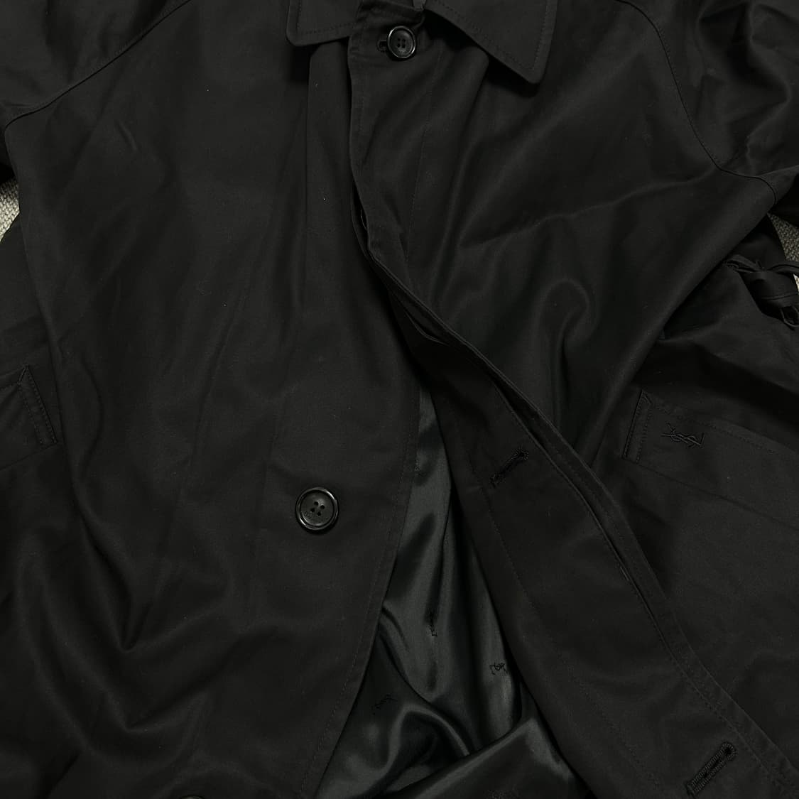 입생로랑 벨티드 블랙 트렌치코트(100) 상품이미지8