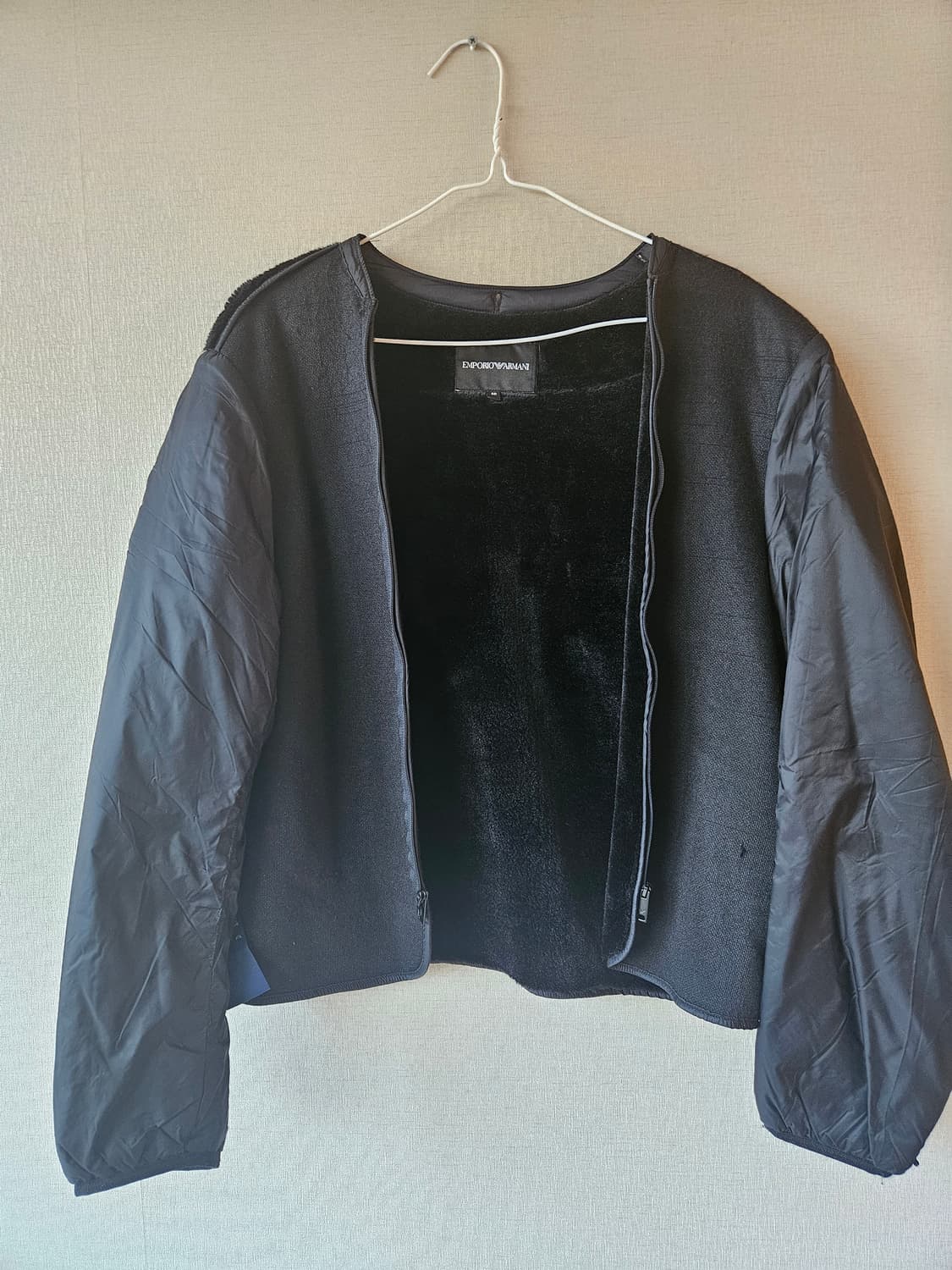 엠포리오 아르마니 블랙 가죽 배색 자켓입니다
- 사이즈는 M 입니다
-  상품이미지10