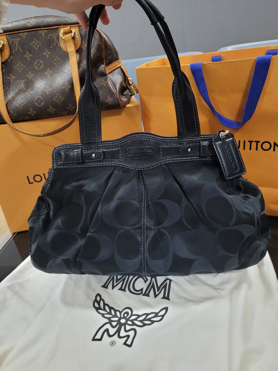 코치 시그니처 새틴 숄더 토트백 상품이미지2