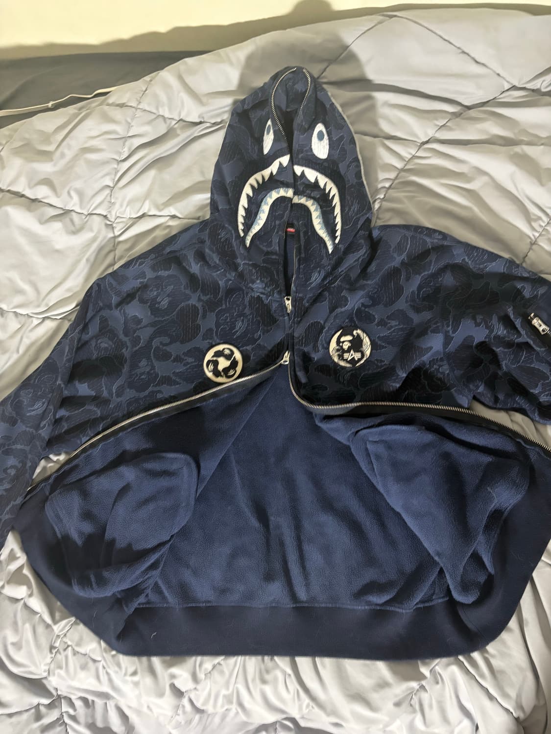 베이프 x 알파 인더스트리 샤크 풀 집 후드 네이비 판매합니다 상품이미지3