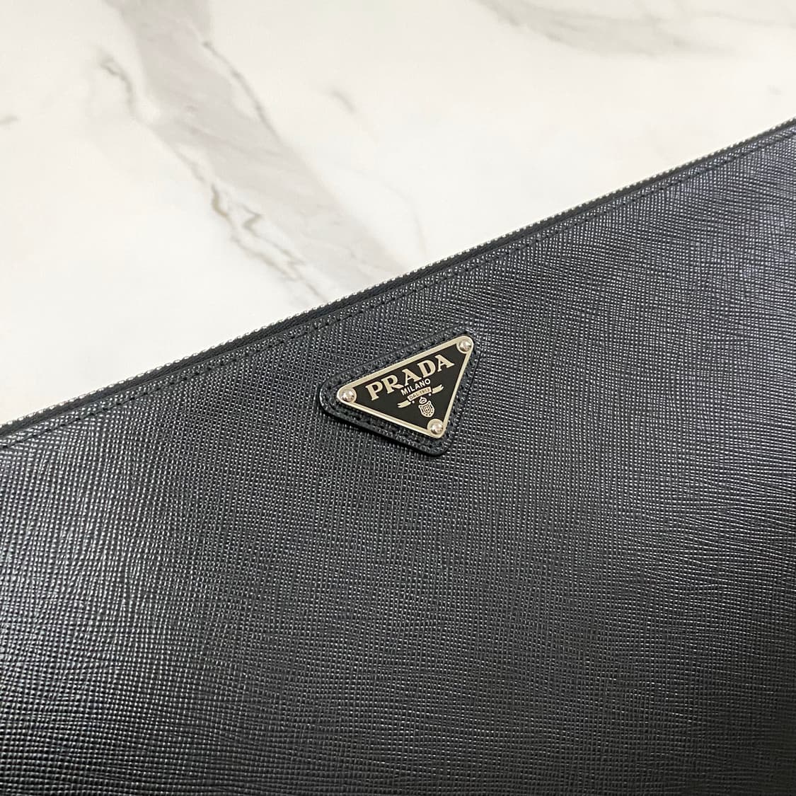 거의새것 프라다 사피아노 레더 삼각로고 클러치백 남성 가방 2NG001 상품이미지10
