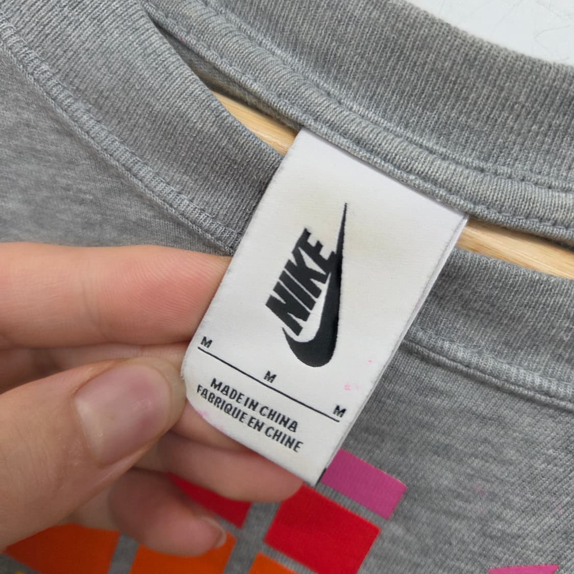 나이키 반팔티 그레이 레인보우 로고 남성L 상품이미지3