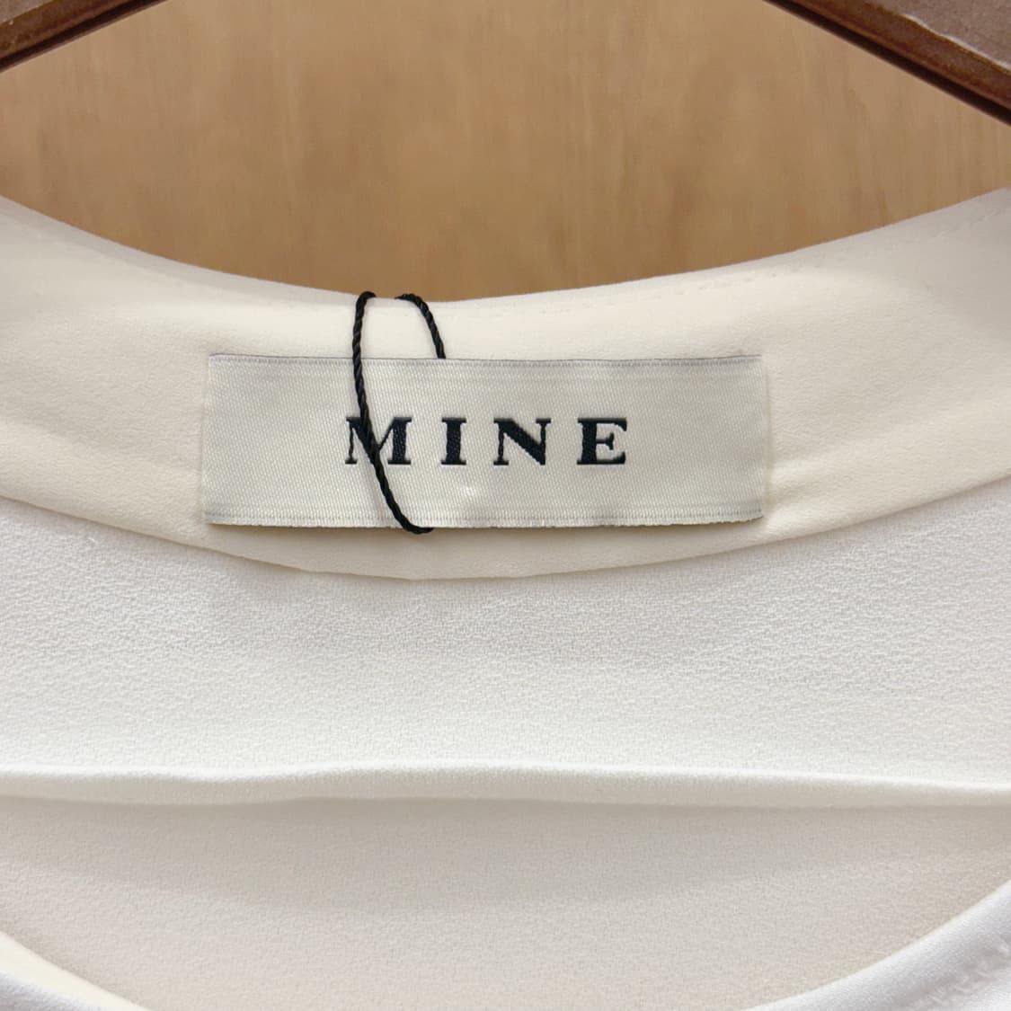 마인 민소매 블라우스 언발 레이어드 플리츠 지퍼 디테일 아이보리 상품이미지8