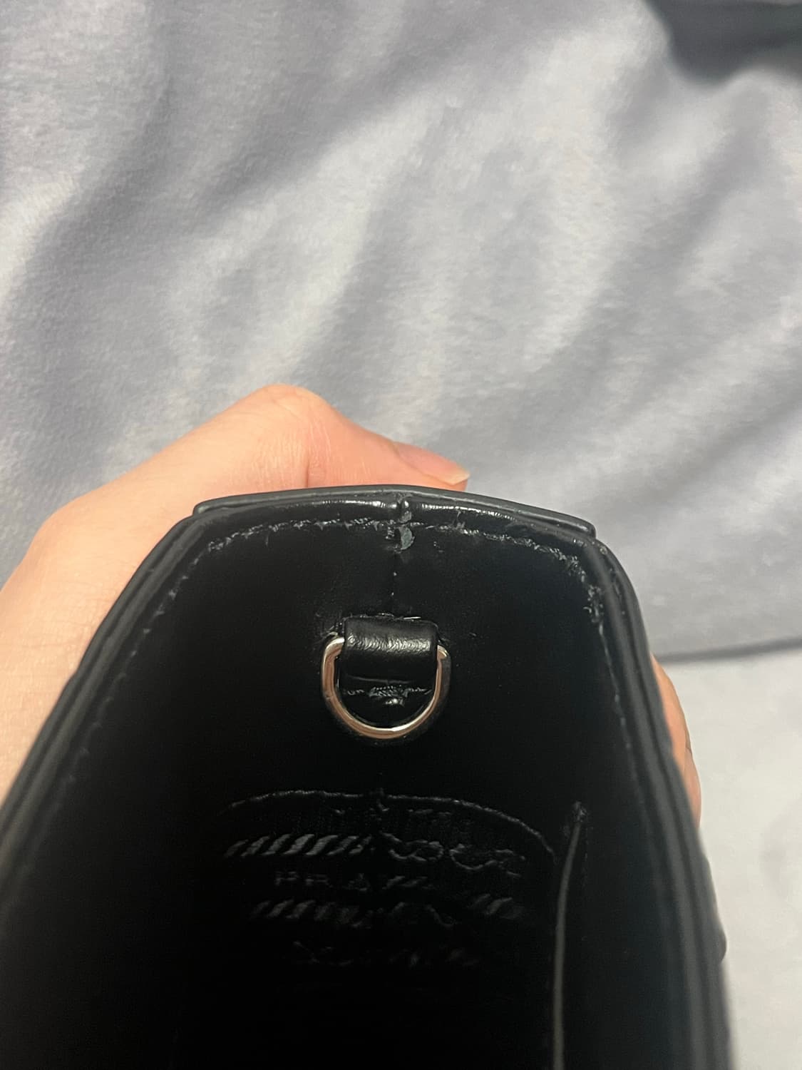 프라다 브러쉬드 카프스킨 도트백 스몰 블랙 상품이미지8