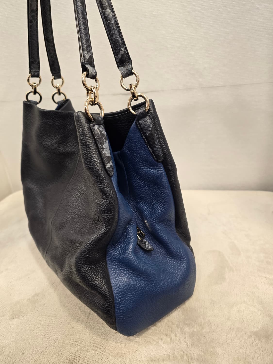 코치 블랙&블루 투톤 가죽 숄더백 가방 상품이미지4