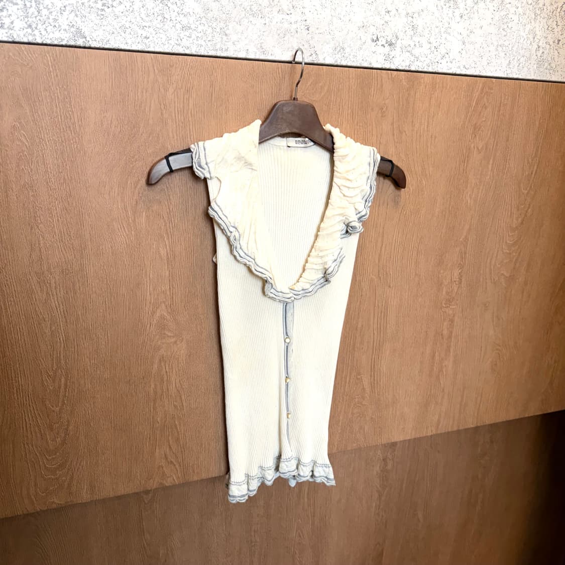 에르마노 설비노 슬리브리스 골지 니트 러플 카라 디테일 슬림핏 아이보리 상품이미지1