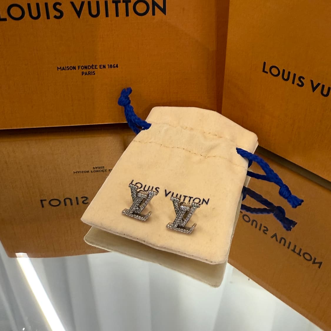 [새상품급]루이비통 LV 아이코닉 귀걸이 팔라듐 상품이미지3