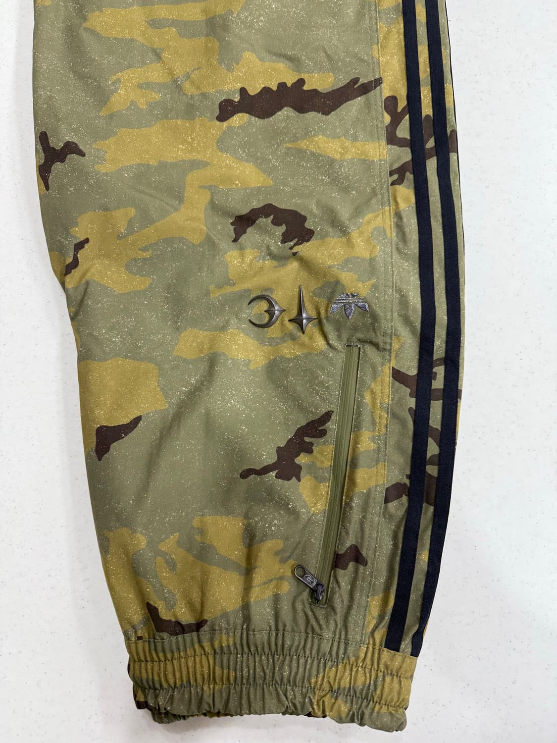 아디다스 x 떠그 클럽 트랙 팬츠 포커스 올리브 크림 화이트 상품이미지3