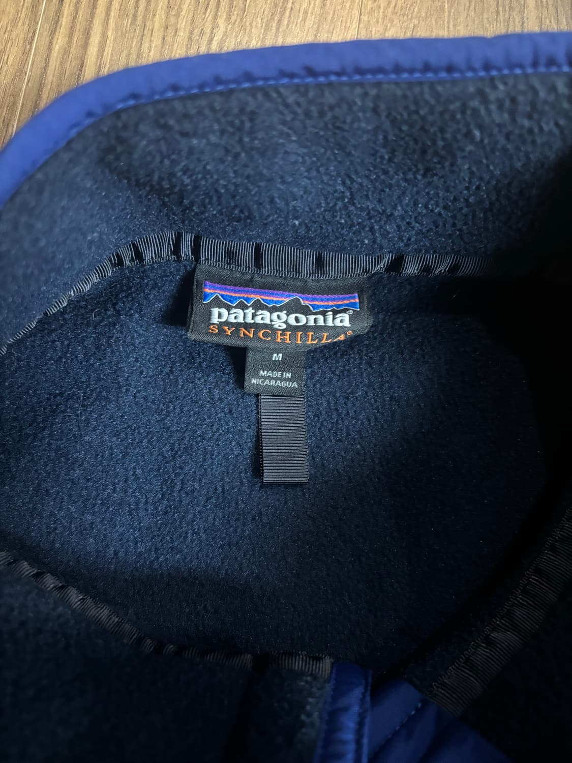 파타고니아 신칠라 네이비 레드 켄달제너 착용제품 M사이즈 판매합니다. 상품이미지6