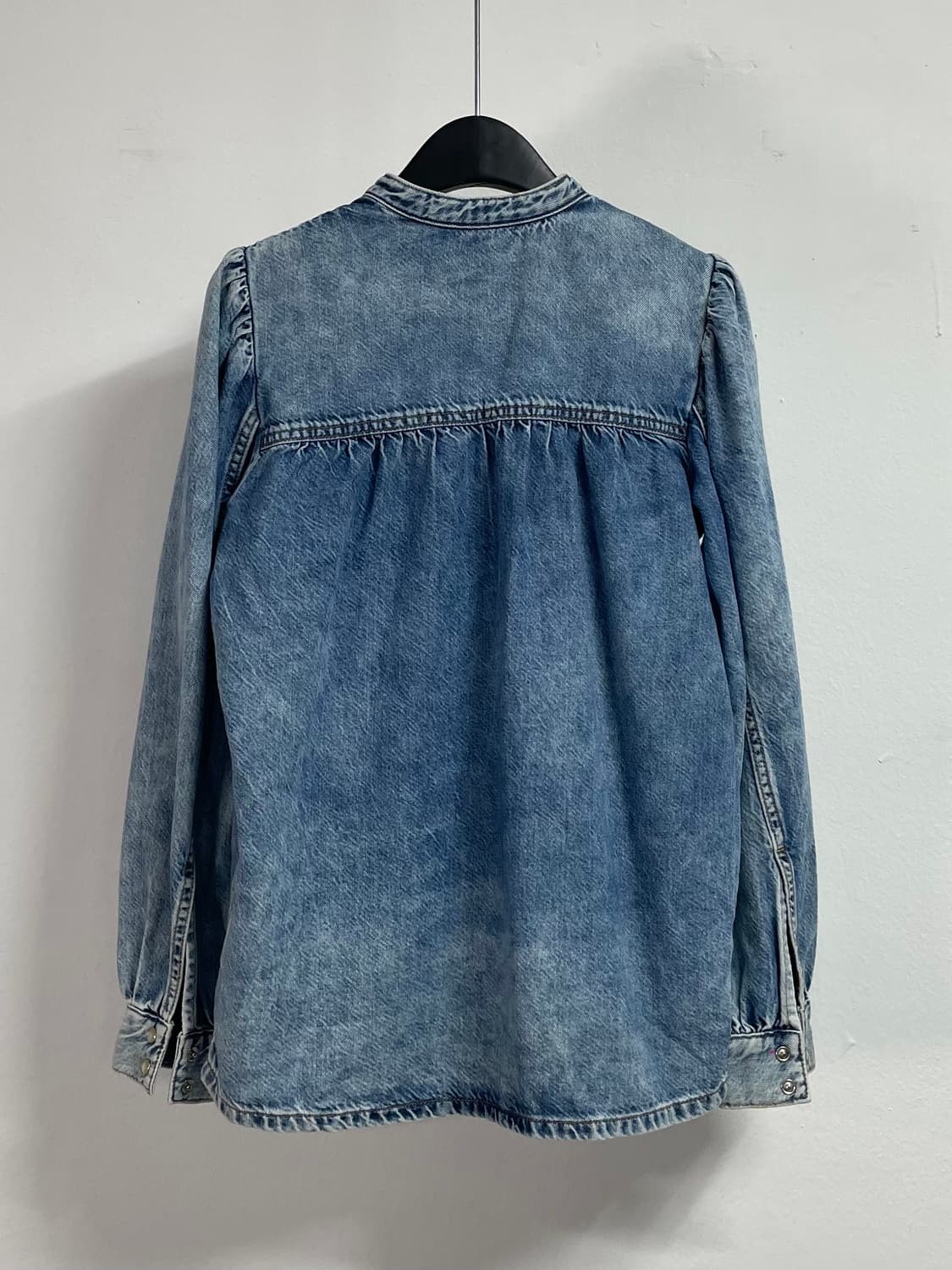 가니 데님 워시드 헨리넥 블라우스 (on.602) 상품이미지3