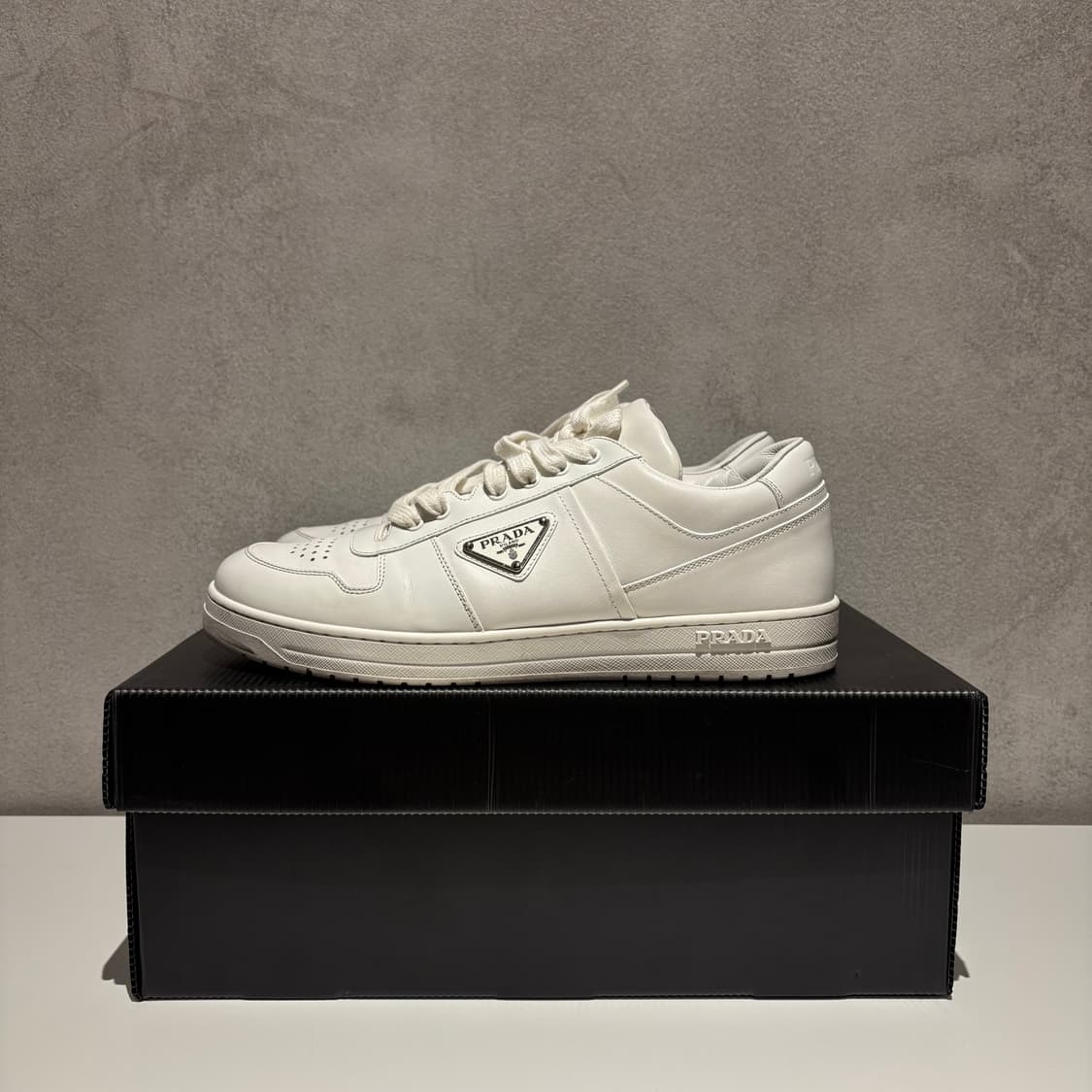 프라다 삼각로고 다운타운 스니커즈 상품이미지2