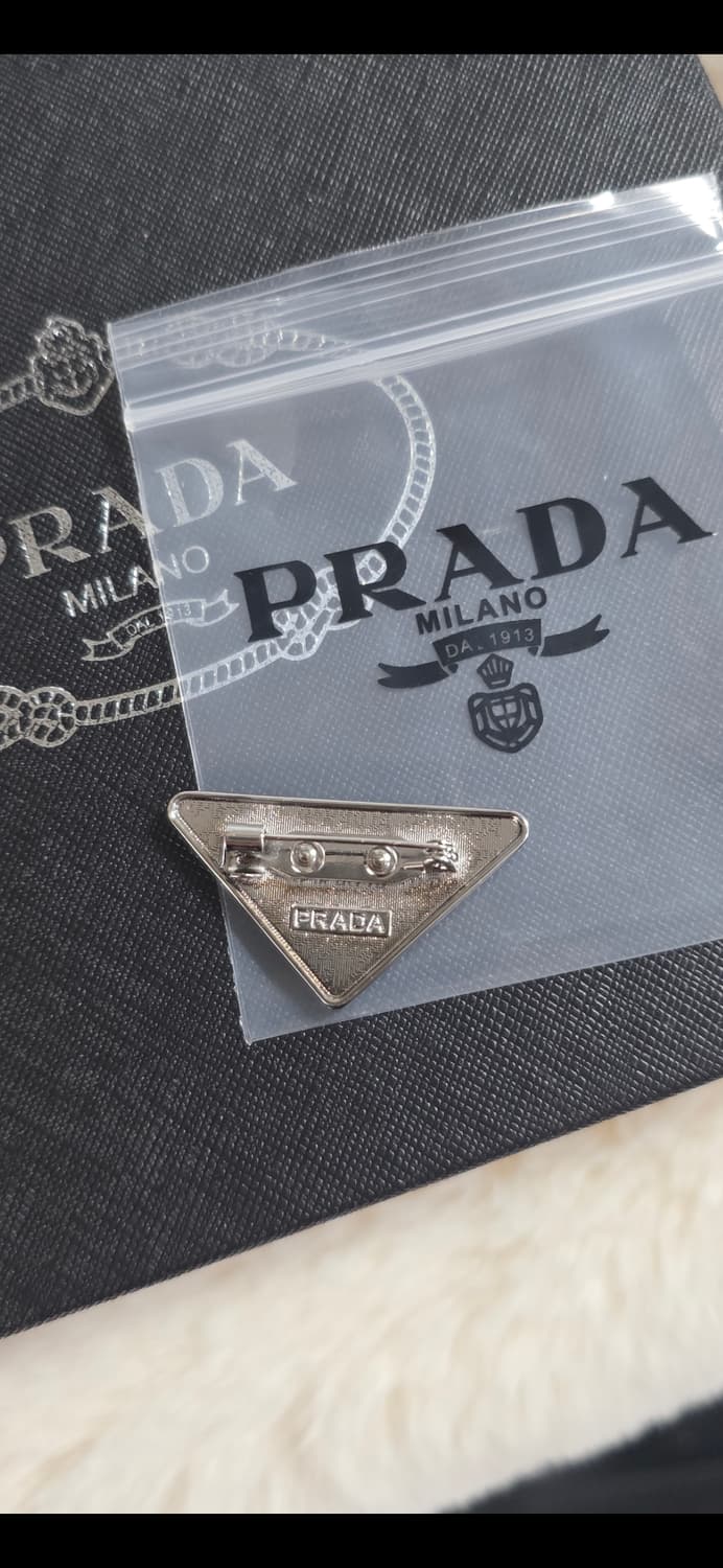 빈티지 프라다 유광 블랙 브로치 상품이미지5