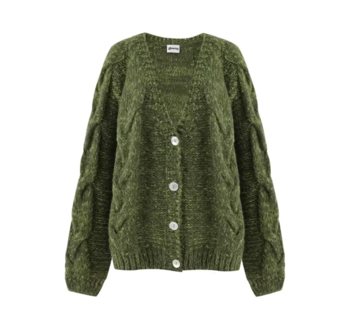 글로니 베키 가디건 그린 색상입니다. 꽈배기 디자인이 들어가있어 유니크하 상품이미지2